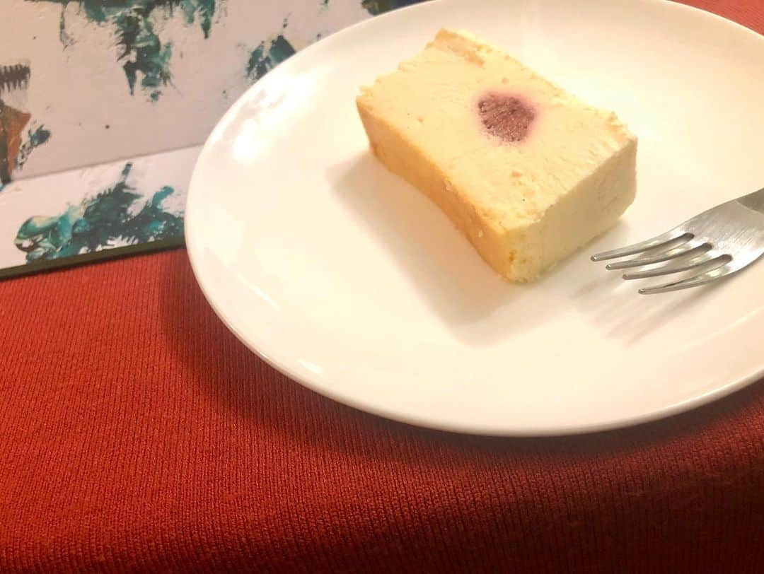 まぁむさんのインスタグラム写真 - (まぁむInstagram)「♡ . .  ミスチのクリスマス限定フレーバー「Mr. CHEESECAKE Lychee milk Strawberry」を少しずつ切り崩して食べています🙏♡ やっぱ半解凍が一番すき、、*⑅୨୧* . . . . . . #mrcheesecake #回し者では無い #ミスチ #限定フレーバー #lycheemilkstarwberry #お取り寄せスイーツ #スイーツ#おうちカフェ#お取り寄せグルメ#チーズケーキ好き#チーズケーキ」1月6日 15時24分 - maamland