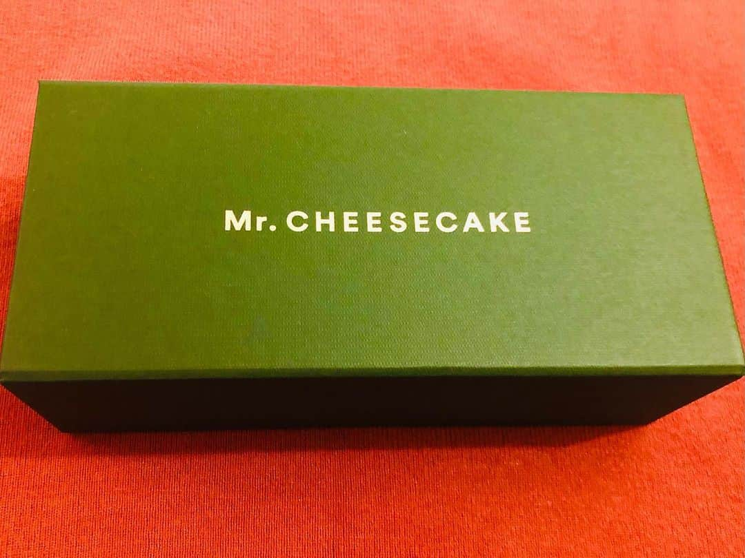 まぁむのインスタグラム：「♡ . .  ミスチのクリスマス限定フレーバー「Mr. CHEESECAKE Lychee milk Strawberry」を少しずつ切り崩して食べています🙏♡ やっぱ半解凍が一番すき、、*⑅୨୧* . . . . . . #mrcheesecake #回し者では無い #ミスチ #限定フレーバー #lycheemilkstarwberry #お取り寄せスイーツ #スイーツ#おうちカフェ#お取り寄せグルメ#チーズケーキ好き#チーズケーキ」