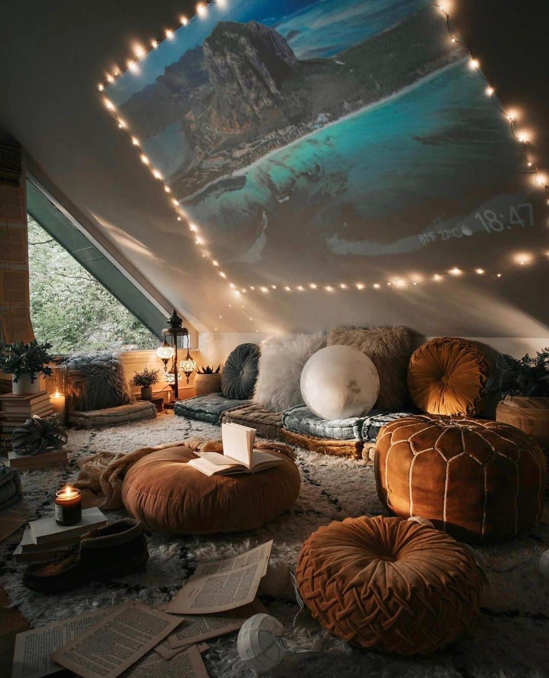 Crazy Roomsのインスタグラム：「What would you watch here 😍💭 ft @cfunk44」