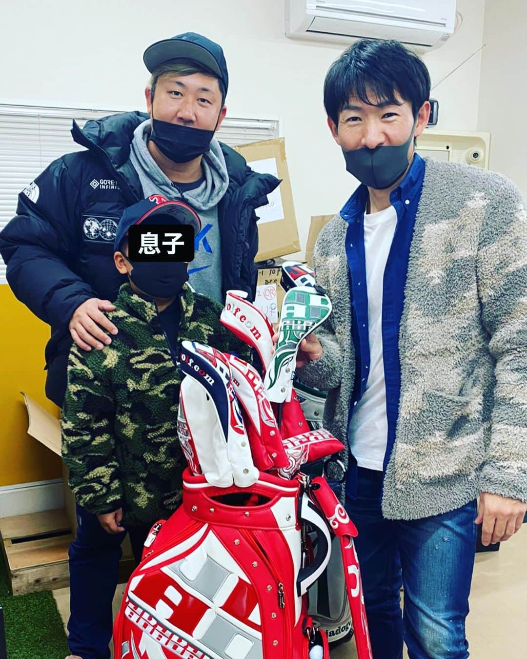 YASSさんのインスタグラム写真 - (YASSInstagram)「【JADOゴルフ】新しいキャディバッグをGETしました！ 派手なキャディバッグを探してて、ずっと気になってたんですが、ホークスの本多雄一コーチが使用しててショップを紹介してもらいました！ 沢山の選手や著名人が使ってるみたいです！ いっぱい種類もあるから是非ホームページ見てみて下さい！ (www.jadogolf.com) これでキャディバッグ3個目！笑 いっぱい欲しい！笑 ヘッドカバー関係も全部揃った！ 後は腕をあげよう... #jadogolf #jadoゴルフ #ゴルフ #golf #キャディバッグ #cadybug #ヘッドカバー #ビーグルクルー #仕事も遊びも本気の漢 #本多雄一 #コーチ」1月6日 15時27分 - beaglecrewyass