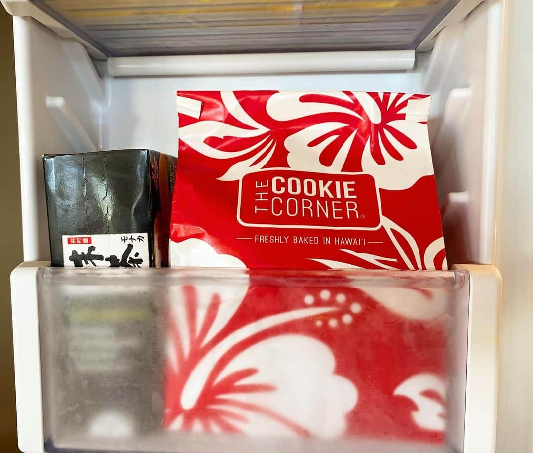 マキ・コニクソンさんのインスタグラム写真 - (マキ・コニクソンInstagram)「週一ぐらいで行く Kahala Mallの”Cookie Corner”  焼き立てのクッキーを冷凍庫に入れとくの！ 私はチョコレートチップが好き！🍪  Cookie Cornerは本当に美味しいっ！ いつも思うんだけとお店にいるスタッフの ロコガールズがいい味出してるんだよね！ Thank you, Louisa!! 🙏🏻  また来週行きまぁす！👋🏼  #ハワイの美味しいお店のおすそ分け🤙🏼  #cookiecornerhawaii  #ハワイのお土産にお勧め」1月6日 15時28分 - makikonikson