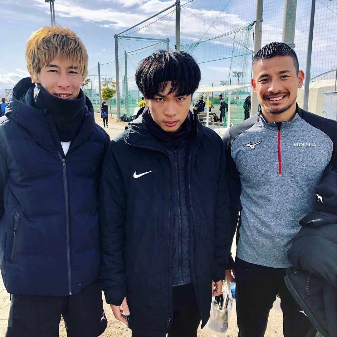 小山英機のインスタグラム：「. あけましておめでとうございます㊗️ 今年の初蹴りはこの二人と⚽️ 現役のJリーガーとプレーをしていつもと違った部分を味わいました。 そのなかでも自分が通用する部分もあったし、チームとしての良さを出せる場面も多かったのでチームとしても個人としてもプラスになったかなと思います。 ただ攻撃から守備への切り替えだったり、そこは全然できていない。 まだまだ周りと比べてワンテンポ遅いですし 足りない部分はしっかりこだわって修正していけたらと思います。 . #セレッソ大阪 #松田力 #ヘディングうますぎ #顔怖すぎ #鹿児島ユナイテッド #米澤令衣 #マリカーうますぎ #ドリフトしすぎ」