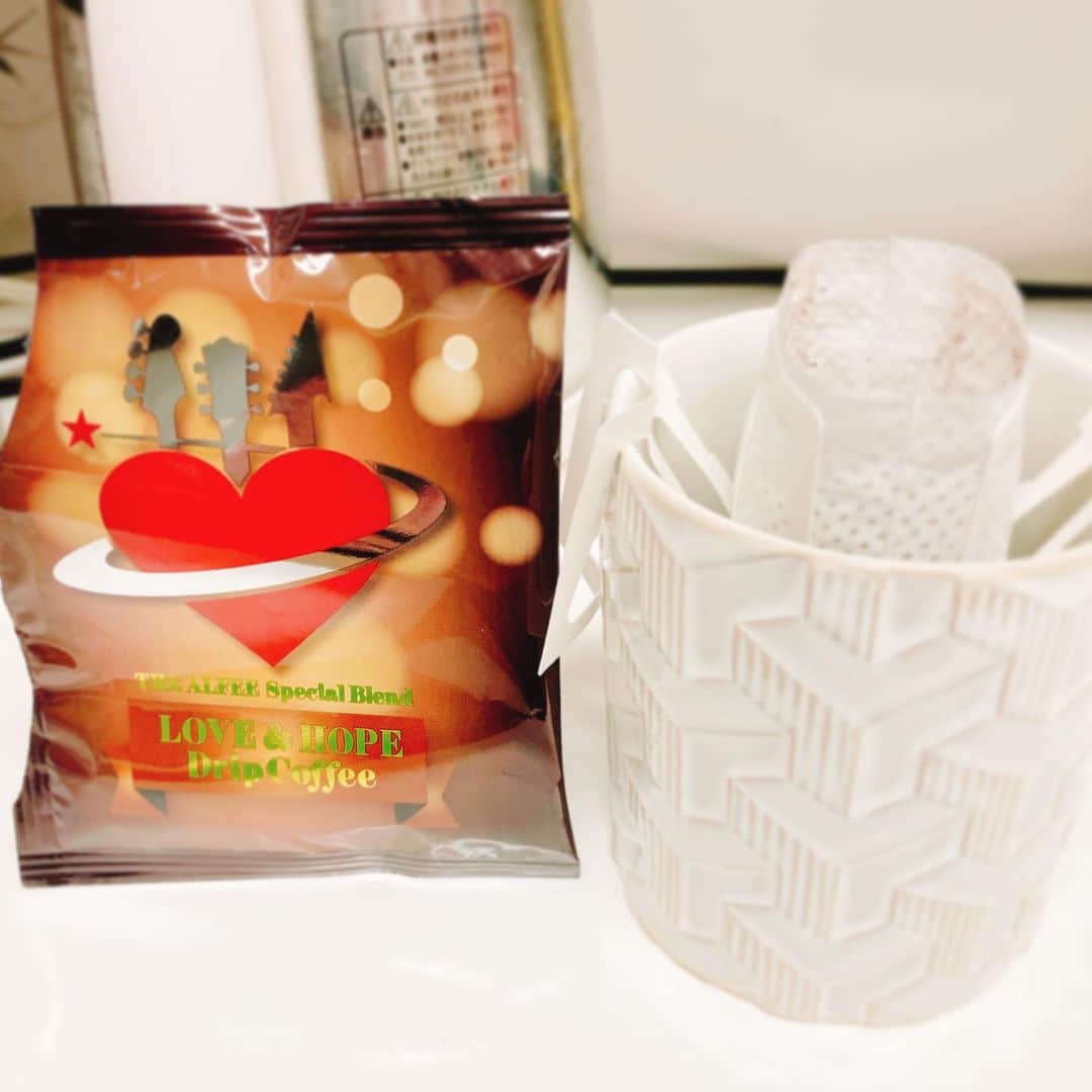 ただすけのインスタグラム：「今日の仕事のお供 #alfee #コーヒー #美味しかったよ」