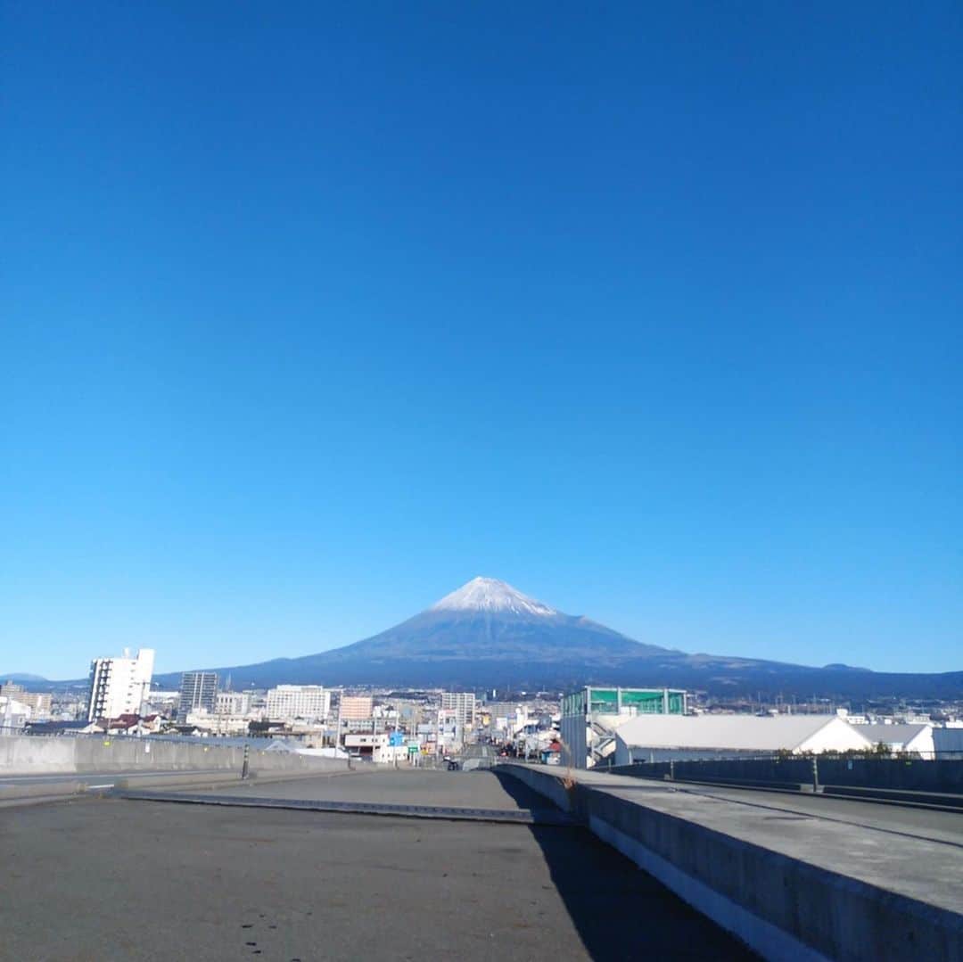 中島浩二さんのインスタグラム写真 - (中島浩二Instagram)「富士山だすーー🤣🤣🤣 しかも、元日の富士山だすーー🤣🤣🤣  めでたい画像を、夕方じゃんじゃんの富士市に住んでるリスナーから貰ったんで、お裾分けでアップだすーーー😊  それだけじゃ、って事で、一月二日のスーパーはお得だすーーー🤣🤣🤣 鰤カマと身が付いたコレとアラが入って、 448円。安い‼️お得‼️ 塩振って焼いて、最高にうみゃかっただすーー😊  ちなみに、一月三日の食事だすー😊 鍋は、久原の豚骨鍋のスープだすーー😊  #富士山元旦 #富士市 #日本一 #豚骨鍋 #鰤カマ #卵焼き #福岡晩ご飯」1月6日 15時37分 - koji_nakajiii