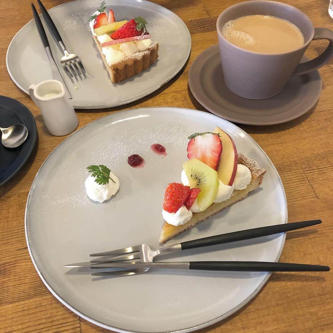 NANAMIのインスタグラム：「｜　2021.1.05 ( Tue )  昨日はママと小夏と近くのcafeに...🍽 タルトもコーヒーもおいしかったし お持ち帰りした焼き菓子🍪も 美味しかった〜〜♡♡  ごちそうさまでした🕊」