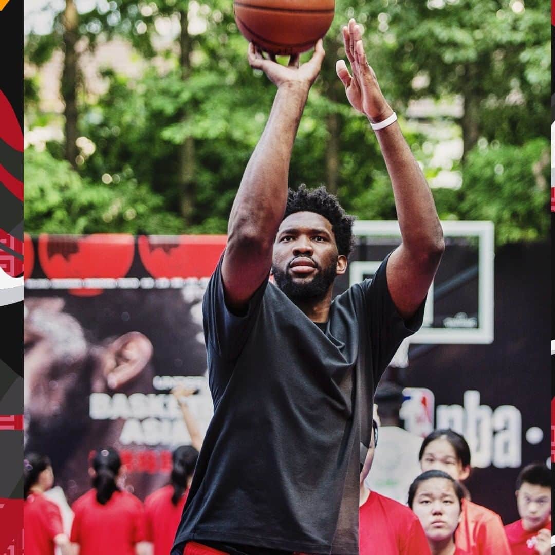 のインスタグラム：「. @joelembiid の物語は カメルーンからアメリカへと 渡る過程に限った話ではない  彼はこれまでに世界中を旅している そして、訪れたすべての場所でベストを尽くしてきた  旧正月と真のグローバル化が進む バスケットボールへの情熱を祝福したカラー  UA エンビード1【CNY】 DROPS 1.9  #ジョエルエンビード #アンダーアーマー」