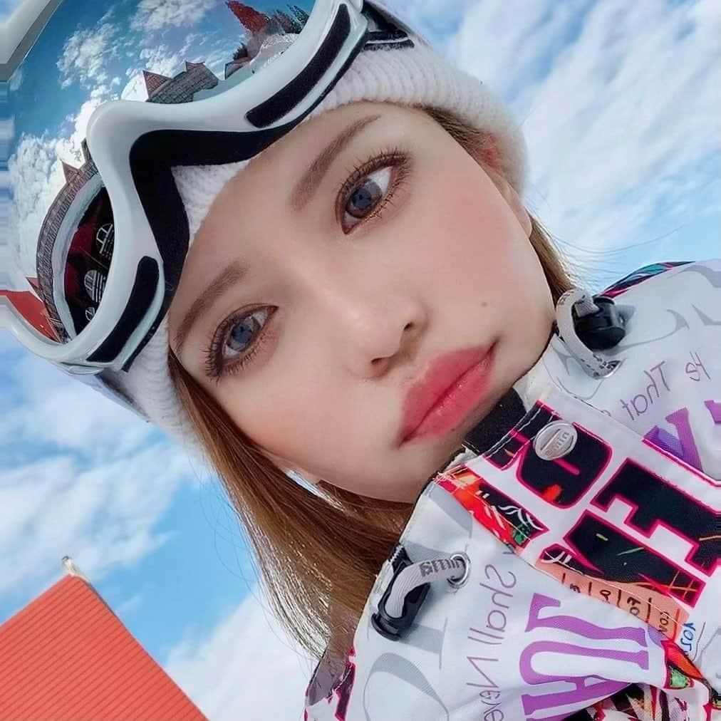 きらめく星のなったんのインスタグラム：「Wi-Fiの調子カスだからグーで殴ったら「ギョエルヨンッ！」みてえな音出しながらピカピカ光ってるけどこれは何？とても綺麗な色、君にも見せたいな . #登坂広臣と繋がりたい#繋がりやすさナンバーワン#ソフトバンク」