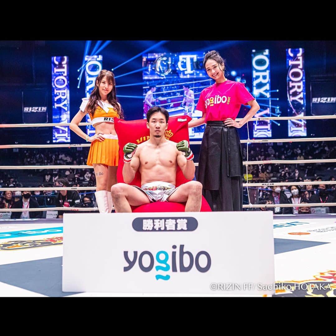 緑川静香のインスタグラム：「改めて朝倉未来選手、おめでとうございます☺️🎉✨﻿ ﻿ すごい感動しすぎて、あのKOの瞬間の自分の顔が絶対ヤバかったのが分かります。笑﻿ ﻿ 興奮しました✨﻿ 皆さんの生き様、カッコよかった！﻿ ﻿ #rizin #rizin26 #さいたまスーパーアリーナ  #朝倉未来 選手おめでとうございます #前回は海選手のリングで #今回は未来選手のリングという #朝倉兄弟さんにご縁がある #これからもっともっと応援します #戦う漢はカッコいい」