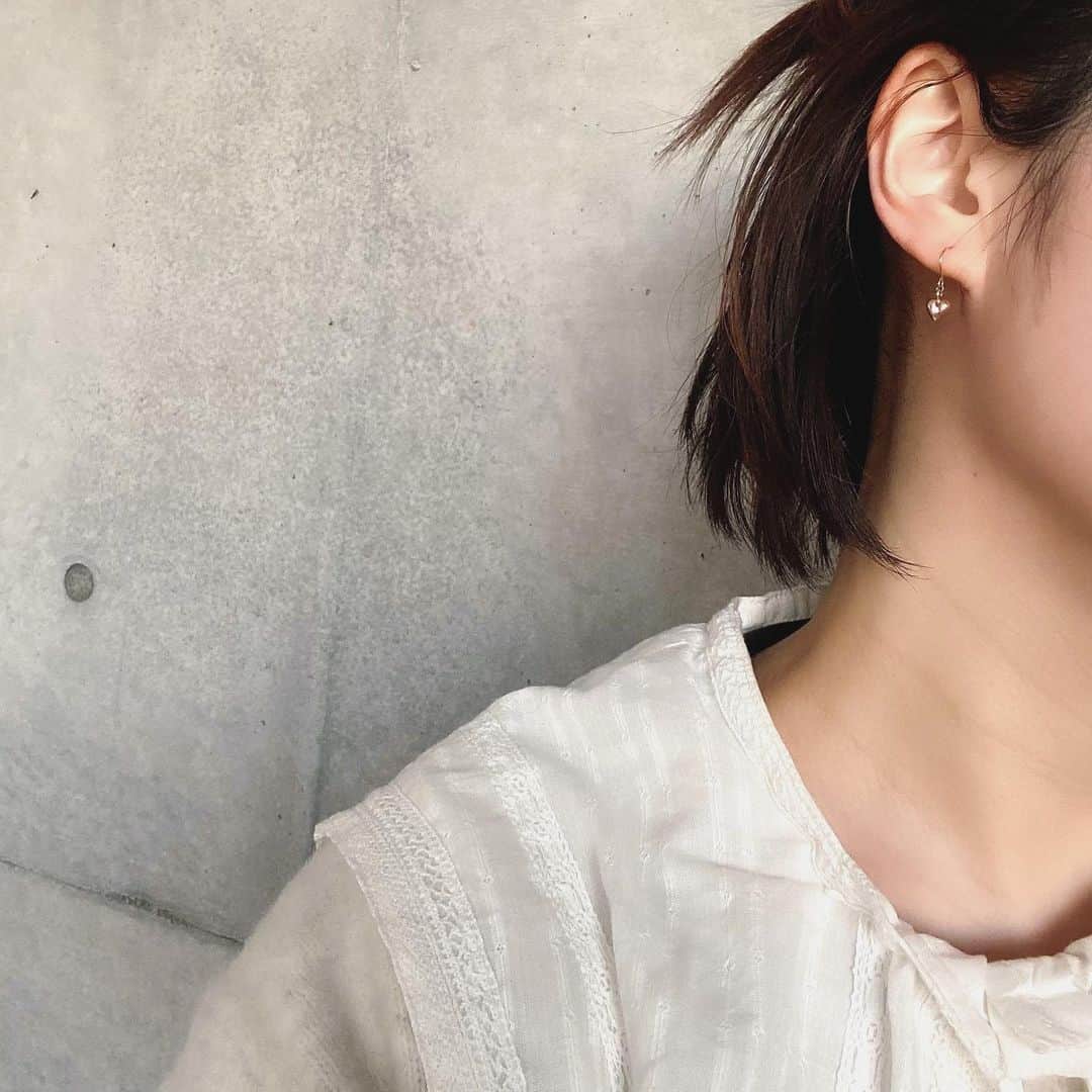 sayumi katoさんのインスタグラム写真 - (sayumi katoInstagram)「定価だけどずっと欲しかったJOURNAL STANDARD relume @js_relume のこのブラウス。﻿ ﻿ 再販した途端すぐにポチり。﻿ 届いた日に早速着てみました☺️♡ほくほく﻿ ﻿ 主人には微妙な反応されたけど気にしない。笑﻿ ﻿ ﻿ ﻿ #jewelry_ume#ÜME#ユーミー#金属アレルギー対応#シンプルコーデ#カジュアルコーデ#ママコーデ#アラサーコーデ#30代ファッション#大人カジュアル#男の子ママ#スニーカーコーデ#ユニクロコーデ#ビッグカラーブラウス」1月6日 21時07分 - say_ume