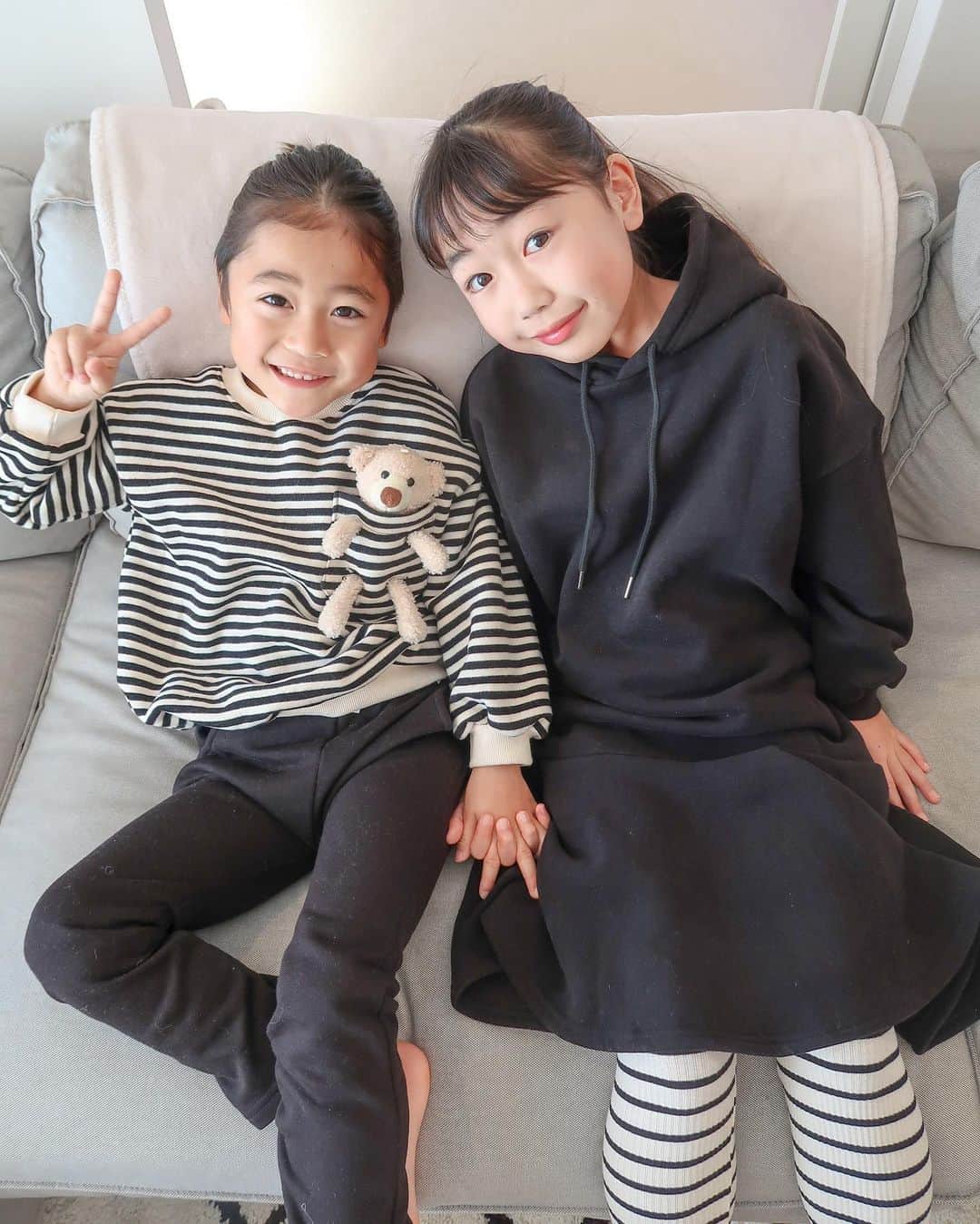 かなのインスタグラム：「． なんだか家族のバランスを考えさせられた年末年始☺️ お家の中でもみんながみんなの為に動いていたり✨ 時には自由奔放に暴れまくっていたりね🤣 それを見て私の立ち位置はどうなんだろう と考えてみたり😌 私の今年の目標もすこし見えてきたかも~🏡 ． お家でごろごろするにもお外で駆け回るのも あったかくて気持ちいい裏起毛のお洋服選びがち🥰 全身 @dholic_kids_official で揃えたよ🤍 私が昔から愛用してる @dholic_official が子供服も取り扱うようになったの🥺 知ってた？🥺 しかもプチプラね♡←これ重要♡  ． 大好きな🧸さん付きのトレーナーは一目惚れ🥺💗 ． ． #冬休み#キッズコーデ#女の子#男の子#姉弟#仲良し#くまさん#dholic#dholicsnap#dholickids#kidsfashion#kids」