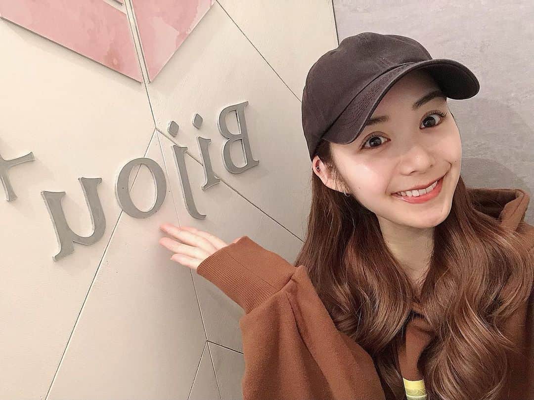 のインスタグラム：「@bijouplus_mika さんで2回目のハーブピーリングを受けてきました🧚  1回目はご縁があり行かせてもらい、効果がすごかったので2回目もお願いしました🥲  私が知ってるピーリングは赤くなったり痛かったりダウンタイムがあるものだったけど、ここのはダウンタイム無くてシミが薄くなったり美白効果もあるし、特にニキビやニキビ跡にお悩みの方におすすめです☺︎✌︎  初めて受けた時、数日後から肌がどんどん綺麗になるの感じてて最近更にたまごみたいだなあと思ってたけどここのおかげだ🤔💭  ニキビ肌にお悩みの方は2週間に一度それ以外の方は3〜4週間に一度がオススメみたいです☺️  私のインスタ見たというと 11,000円のハーブピーリングが8,800円の2,200円OFFになりますので是非🥰  フォロワーさんで行ってくれた方もいたみたいで効果一緒に感じてくれてたらうれしいなあ🥰  #ハーブピーリング #ピーリング #美白 #くすみ #毛穴 #美肌 #透明感 #beauty #美容医療 #美容 #スキンケア #モデル #エステ #skincare」