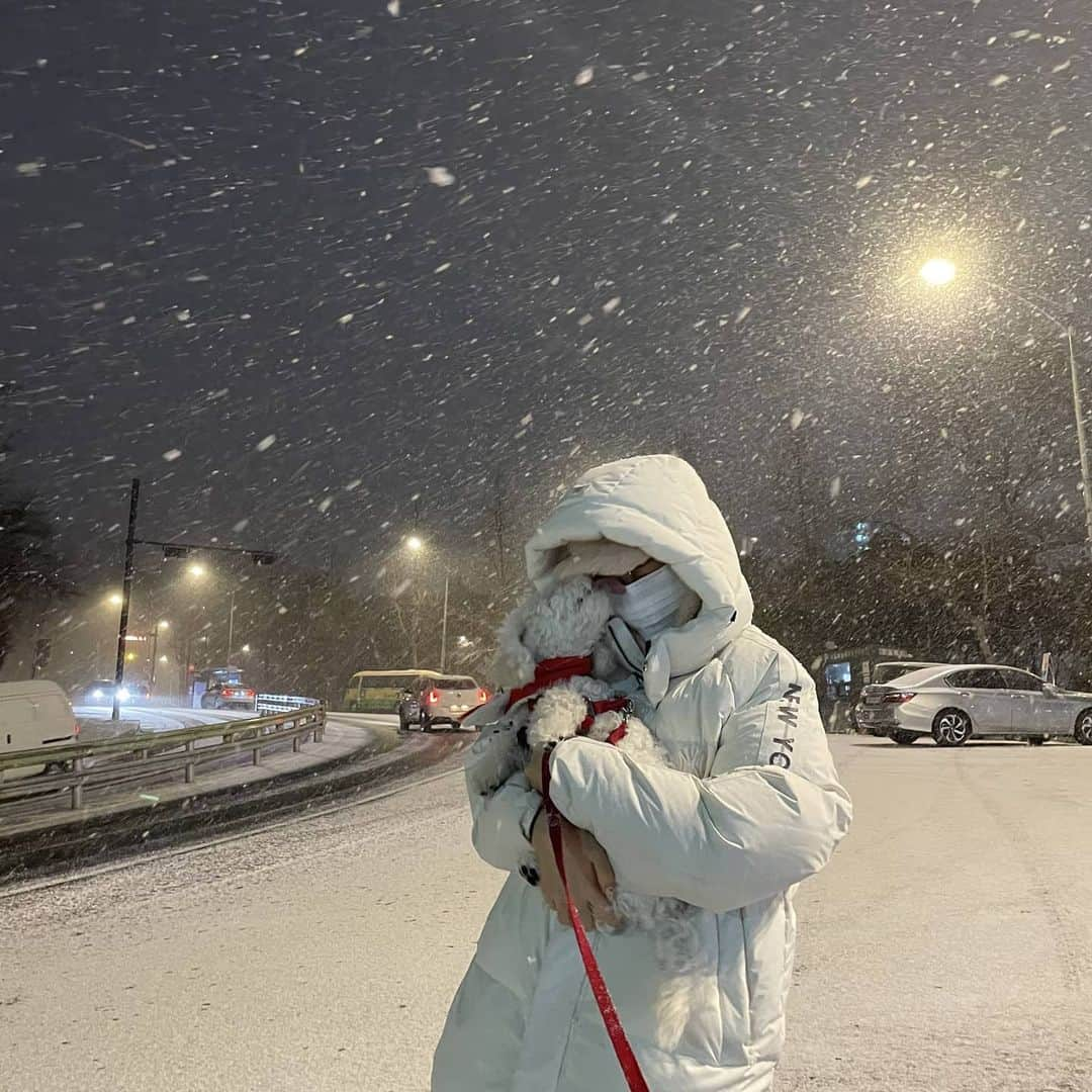 IZ*ONEさんのインスタグラム写真 - (IZ*ONEInstagram)「아쪼야 눈온당ㅎㅎ  キャー雪降っている  #유진 #ユジン #IZONE #아이즈원 #アイズワン」1月6日 21時08分 - official_izone