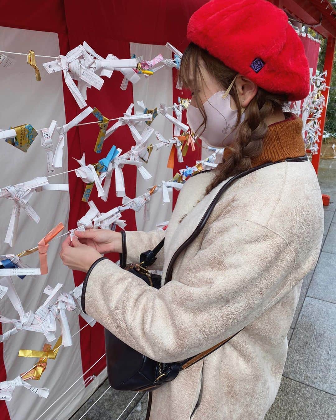のインスタグラム：「✿ ふぅか ✿ ⋱⋰ ⋱⋰ ⋱⋰ ⋱⋰ ⋱⋰ ⋱⋰ ⋱⋰  あけましておめでとうございますぅ🌅 2021年𓂃 ✿𓈒𓏸 Instagram 初投稿 ฅ"  1月3日の初詣に行った時のお写真♡ .*･ﾟ 思い出　.ﾟ･*.  今年もよろしくお願いします⸜❤︎⸝‍  #dorothylittlehappy #2021年  #初詣 #おみくじ #末吉 だったーん⚐ﾞ ⋱⋰ ⋱⋰ ⋱⋰ ⋱⋰ ⋱⋰ ⋱⋰ ⋱⋰」