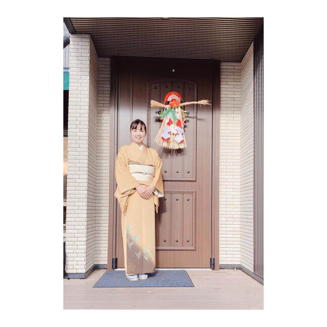 青山加織さんのインスタグラム写真 - (青山加織Instagram)「⭐︎ #初詣 久しぶりの着付けは忘れて忘れて上手く着れなかった😅 義理姉さんに手伝ってもらってなんとか着れました👌  お着物大好き❣️ 背筋が伸びて気合いが入ります　  おみくじは吉でした 良くも悪くもなく平穏に 平和な日常が戻りますように  #諏訪大社 #諏訪大社下社秋宮  #お正月 #お着物 #着付け #おみくじ」1月6日 21時09分 - kaoriaoyama_official