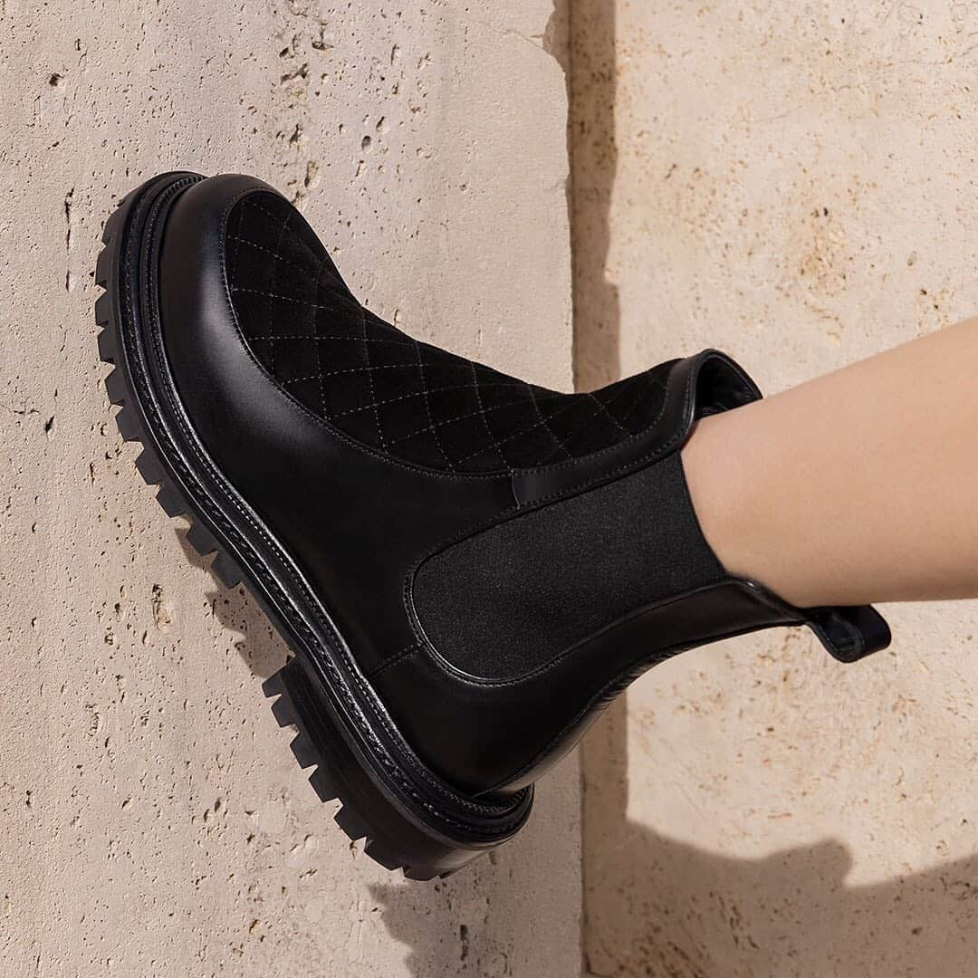 Aquazzuraさんのインスタグラム写真 - (AquazzuraInstagram)「Discover the new Winter Essentials, as this Drive Bootie Flat crafted from a blend of supple leather and suede in rich black, on aquazzura.com and in boutique. #AQUAZZURA #AQUAZZURABooties #WinterEssentials」1月6日 21時11分 - aquazzura