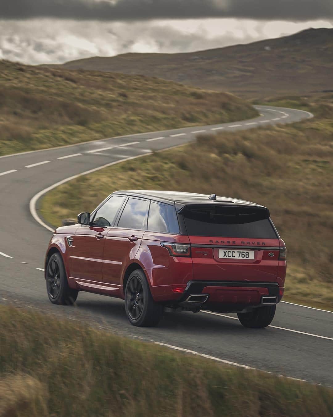 Land Roverさんのインスタグラム写真 - (Land RoverInstagram)「An open invitation to create unforgettable driving experiences. Tap the link in our bio to explore the #RangeRoverSport.   #LandRover #FirenzeRed #AutomotiveDesign #CarDesign #LuxurySUV #PerformanceSUV」1月6日 21時11分 - landrover