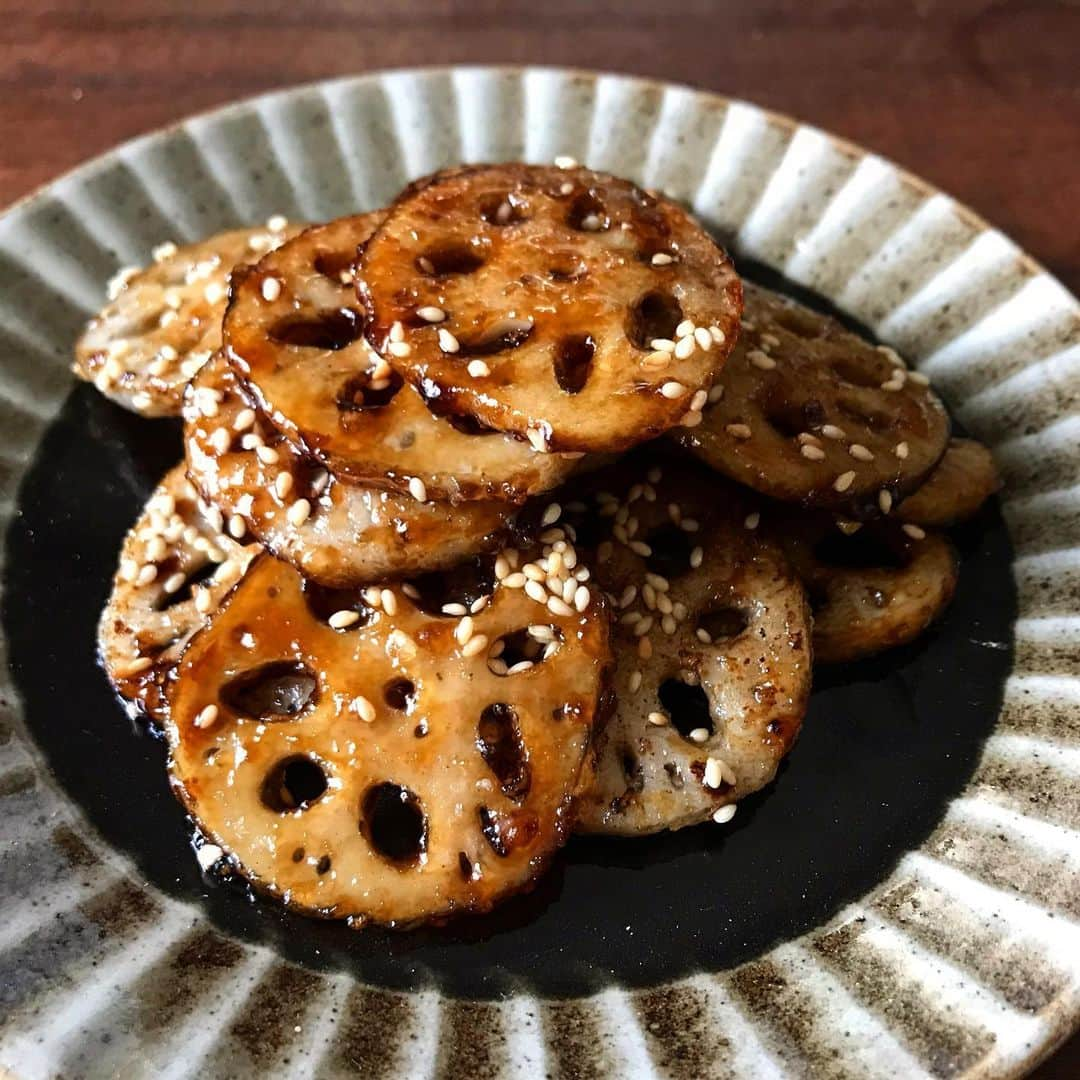 山本ゆりさんのインスタグラム写真 - (山本ゆりInstagram)「れんこんのめっちゃ美味しい食べ方！﻿ ﻿ 【止まらない‼️甘辛ダレれんこん】﻿ ※甘辛は個人の感想です(甘辛は事実やろ)﻿ ﻿ 味付けはきんぴらと同じ感じなんですが、片栗粉をまぶしてカリッと焼くことで全然違う感じになります。全然いうてもれんこんの範囲内やけど。﻿ ﻿ さらにマヨネーズのソースをかけるとめちゃくちゃ美味しい！！簡単なんでれんこんが安ければ是非。﻿ ﻿ 材料(2人分)﻿ ・れんこん…1節(150g)﻿ ・片栗粉…適量﻿ A砂糖、みりん、醤油、水…各大さじ1﻿ ・好みで白いりゴマ…適量﻿ Bマヨネーズ…大さじ1﻿ Bオリーブオイル、水…各小さじ1﻿ ・あれば是非万能ネギの小口切り…適量﻿ ﻿ ★オリーブオイル、なかったらないで全然いいです。なんかハイカラな味になるだけで、基本マヨネーズなんで。﻿ ﻿ ①れんこんは皮を剥いて5ミリくらいの厚さに切り、ポリ袋に入れ片栗粉をまぶす。﻿ ②フライパンに油(分量外)を熱して①を並べ、こんがりしたら裏返し、両面こんがりしたら油を拭き取って合わせたA、好みでゴマをいれ絡める。﻿ ③器に盛り、合わせたBをかけ、ネギを散らす。このネギが合う合う。　﻿ ﻿ ★マヨネーズが苦手ならBは無しで。(2枚目写真)﻿ ﻿ ★れんこんが苦手なら鶏肉で作っても。(野菜の代案ではないんや)﻿ ﻿ #レシピ #簡単レシピ #おうちごはん #料理 #晩ご飯 #副菜 #ゴボウと長芋もオススメ」1月6日 15時50分 - yamamoto0507