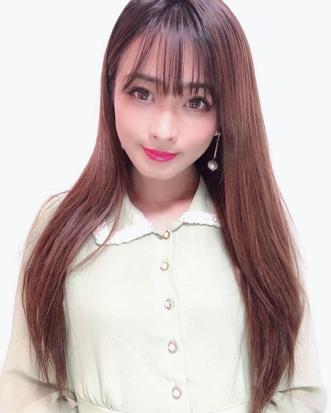 Fujikoのインスタグラム：「来週は3本のライブがあります🎍  がんばるぞぉー💖  昨日は初ラジオ配信📻 なかなか一時間まるごとトークだけなんとか話せましたが、 結構レアなお話たくさん裏話もしていこうかなと思ってます👸🏻💕  アーカイブ残ってるのでお時間ある方は是非また聞いてね💃  #Fujiko#ふじらでぃ#アーカイブ#アーティスト#歌手」
