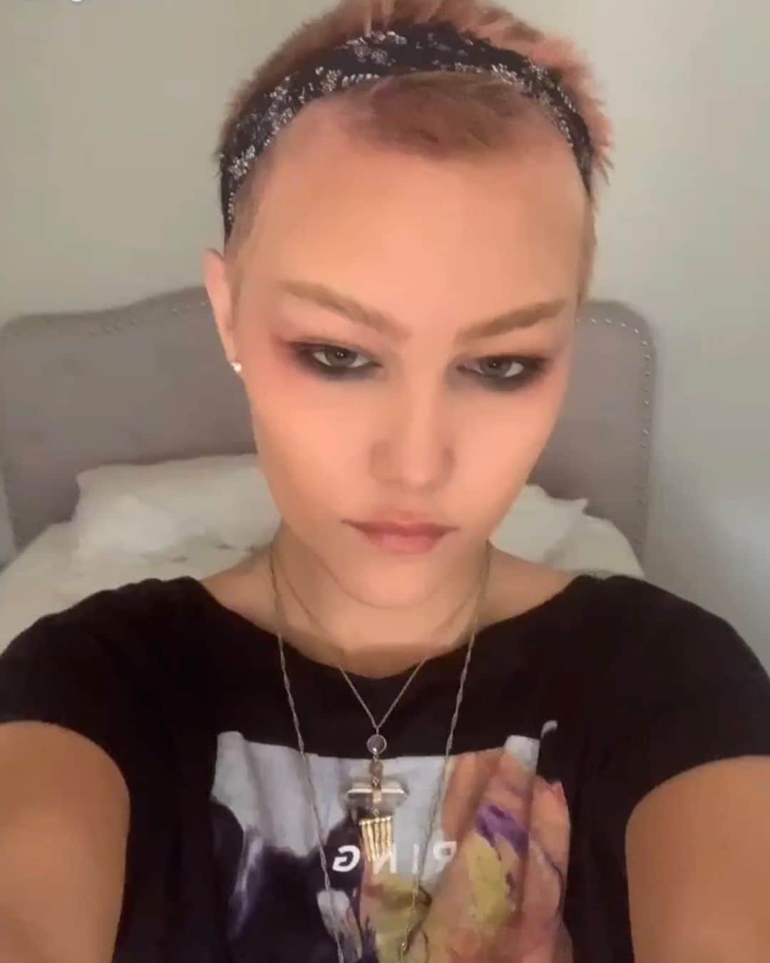 グレース・ヴァンダーウォールのインスタグラム：「Look at my hot, gorgeous, amazing hairline!!😄」