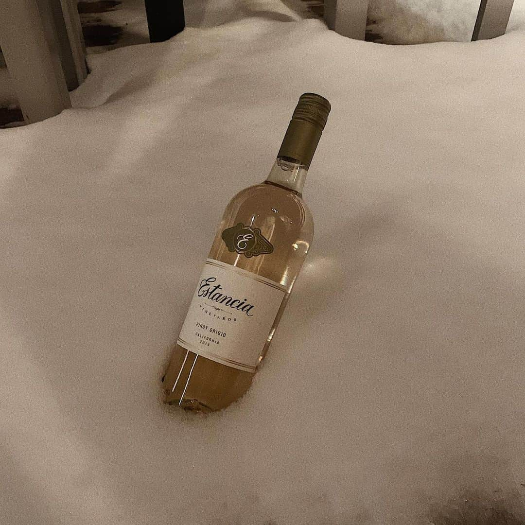 薮下柊さんのインスタグラム写真 - (薮下柊Instagram)「natural wine bucket 🍷 🧊 : #winter #snow #winebucket #whitewine #nyc #pennsylvania #camelback #lodge #camp #wine #authentic #authenticity」1月6日 15時56分 - __yabushita_shu__