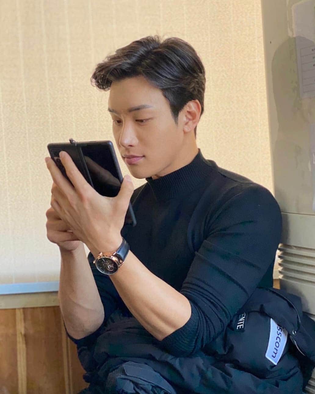 Lee Si-gangのインスタグラム：「뭘그렇게 열심히  보는거니?🤦‍♂️ #다음#팬카페 ❣ 팬카페가 생기고  팬분들과의 소통이 너무 즐거운 현재시강이시강  함께 하고싶은 분 들은  프로필상단에 링크 👆  日本の皆さんも韓国の ファンページ 入ってる方いるのかな？」