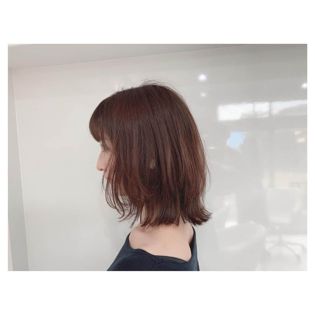 鈴木望さんのインスタグラム写真 - (鈴木望Instagram)「昨日の続き→﻿ ﻿ 💇‍♀️ カット﻿ わたしの髪は猫っ毛だから、﻿ トップにふんわりとボリュームが出るように﻿ 軽くレイヤー入れてクビレ作って﻿ 「ニュアンスミディアム」にしてもらいました🥰﻿  今回はヘアドネーションていうことで、思いっきり30センチ程カットしたよ✂︎ ﻿  💇‍♀️カラー﻿ ちょっと春先取りっぽく、薄いピンク系に柔らかいウォームベージュを混ぜてピンクベージュですー🌸🌸﻿ ﻿ ﻿ みんなからのコメント嬉しかったー🥰🥰﻿ ﻿ まだ見慣れてないせいか、自分自身では似合っているか不安だったから﻿ みんなからのコメントで自信もてた気がする🧐笑﻿ ﻿ ﻿ @cinema_harajuku  @yusuke_mori_0402  いつもありがとう😊😊﻿ ﻿ ﻿ ﻿ #ミディアム　#ニュアンスミディアム #ピンク系　#haircut  #hairstyle  #haircolor #mediumhair  #ピンクベージュ　#instahair  #ヘアスタイル　#ヘアカット #ヘアドネーション」1月6日 16時16分 - nozomi.0318