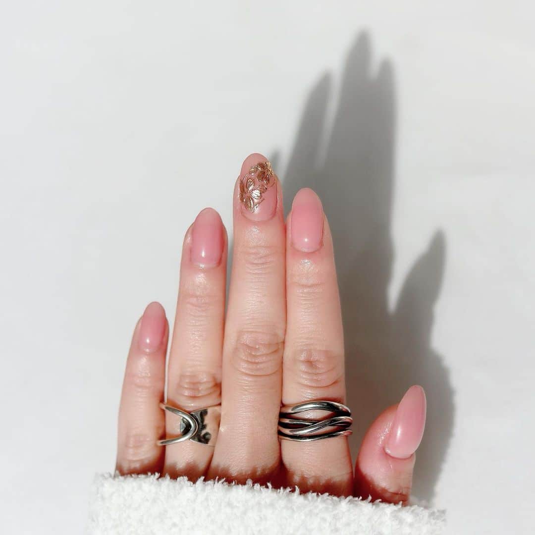リナのインスタグラム：「🍹Hawaiian jewelry nails🌺  2020年last＆2021年1stネイルは、 @colorsalon_mana さんの "#ハワジュネイル "🌴  本物のHawaiian jewelryを身につけているかのような 繊細なデザインにうっとり💘  幅馴染みの良いピンクも 私好みで、 毎回この色味でオーダーしたいくらい🍑  気分を上げてくれるネイルを ありがとうございます❤️ ...................................................... @colorsalon_mana  @nanamilk.nail  #newnail #newnails #nail #nails #nailart #nailstagram #ネイル #ネイルデザイン #ネイルアート #ハワジュネイル #リングラインネイル #ワンカラーネイル」