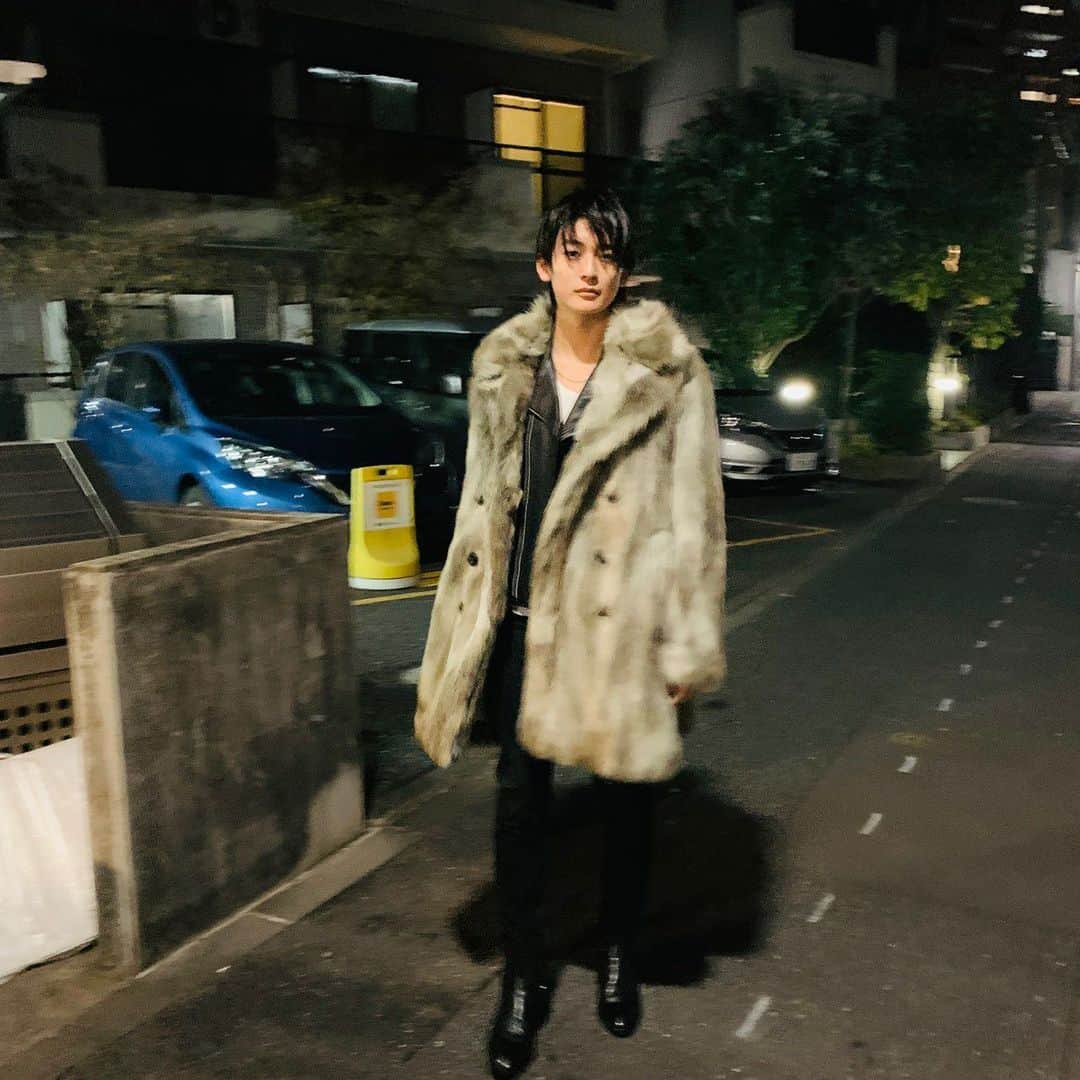 高橋文哉さんのインスタグラム写真 - (高橋文哉Instagram)「本日発売のananさんに初登場させて頂いております🙇‍♂️ いつもとは全く雰囲気の違う、僕を撮影して貰いました。  夜の街をファーを着て走るのは不思議な体験で楽しかったです😳  是非、ご覧下さい！」1月6日 16時14分 - fumiya_0_3_1_2