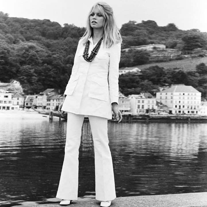 Meganさんのインスタグラム写真 - (MeganInstagram)「Brigitte Bardot dressed by Jean Bouquin 💛 photo by Giancarlo Botti, France 1969.⁠ .⁠ .⁠ .⁠ .⁠ #brigittebardot #bardot #jeanbouquin #frenchstyle #cestchic #GiancarloBotti⁠ ⁠」1月6日 16時25分 - zanzan_domus