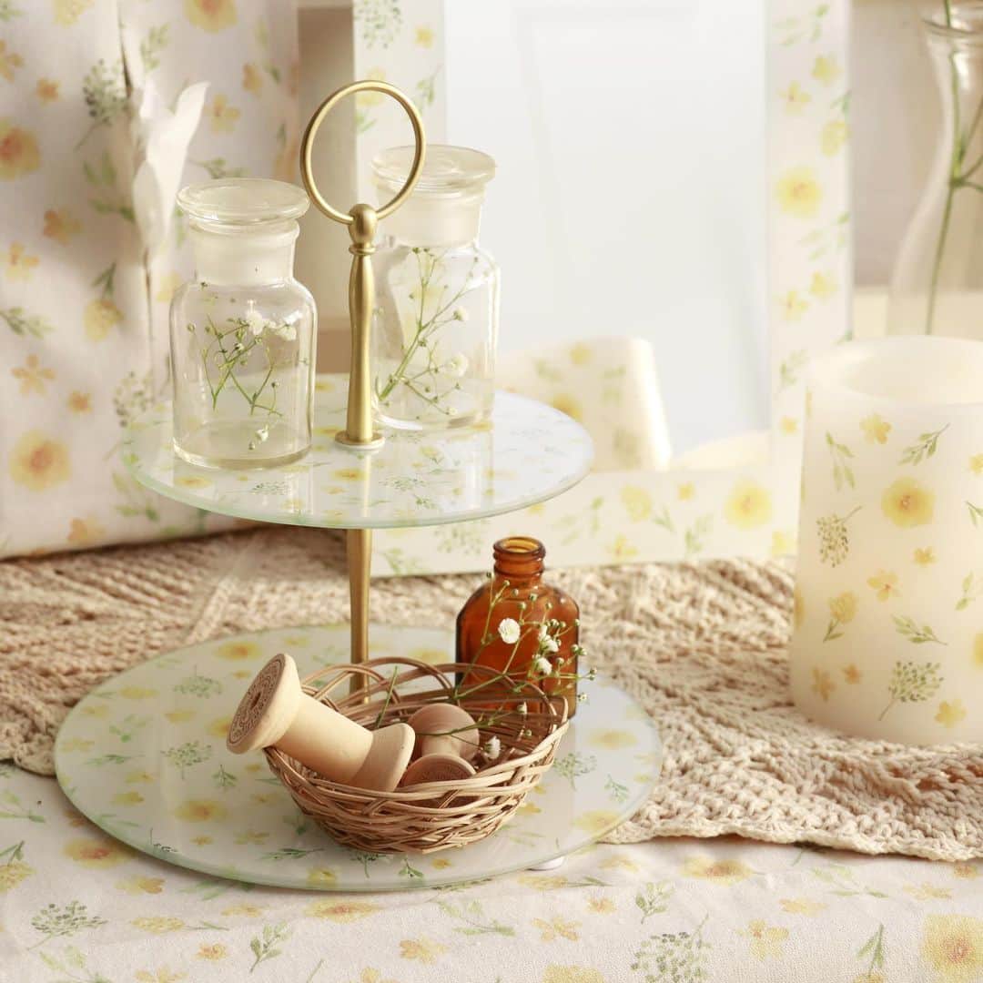 salut!のインスタグラム：「*.+ﾟmotifs de fleurs *.+ﾟ  ガラス2段トレーが公式通販サイトにも入荷しました*.+ﾟ  お気に入りの小物を飾ったりアクセサリーを飾ったり！ 組み立ても簡単ですよ*.+ﾟ  ガラス2段トレー ¥1100(taxin)  ⑅﻿ ⑅﻿ ⑅﻿ ⑅﻿ ⑅﻿ ⑅﻿ ⑅﻿ ⑅﻿  フランス語で花柄の意味。  春らしい柔らかい色味の花柄のインテリアアイテムが多数入荷しました❁⃘*.ﾟ  新生活に揃えたくなるようなアイテムばかりです*.+ﾟ  ⑅﻿ ⑅﻿ ⑅﻿ ⑅﻿ ⑅﻿ ⑅﻿ ⑅﻿ ⑅﻿  公式通販サイト @salut_shop  トップページURLよりご確認くださいませ⋆*❁*  ※また店舗により在庫数が異なります。 ご来店の前にお近くの店舗までご確認くださいますようお願い致します。  #サリュ #salut #まいにちインテリア  #花柄 #花 #新生活 #新生活準備 #花柄アイテム #お花のある暮らし #ガラストレー #ガラス #トレー  #プチプラ #プチプラ雑貨 #プチプラインテリア #プチプラ小物 #プチプラ通販  #インテリア雑貨 #インテリア小物 #インテリア  #ナチュラルな暮らし #ナチュラルインテリア #ナチュラルコーデ #ナチュラル　#smileispower_p」