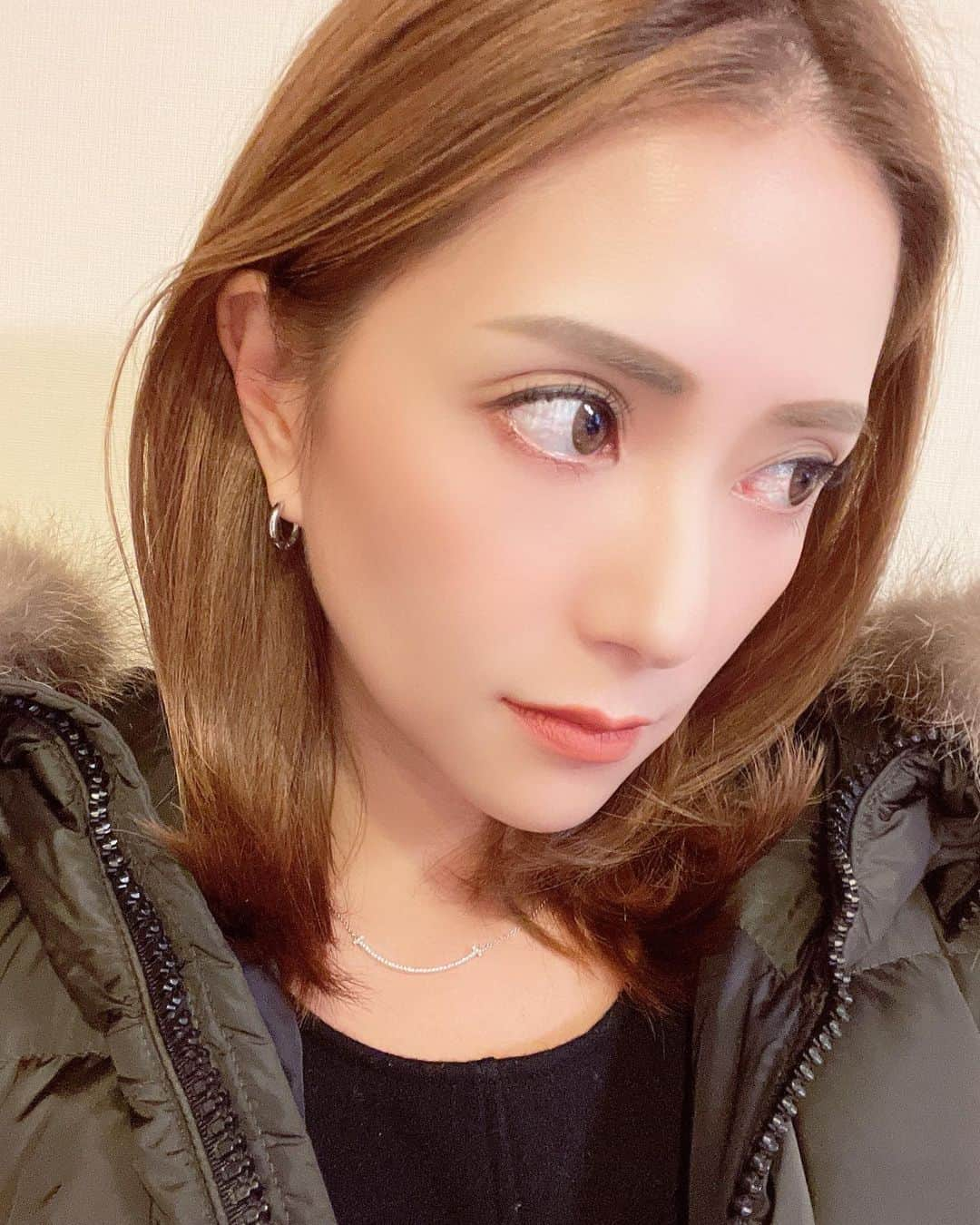 田母神智子のインスタグラム：「年末にかなり久々にフォトフェイシャルをやりました。 たった1回なのにお肌のトーンがとても明るくなった気がします✨ 全然痛くないしダウンタイムも無いからオススメ‼️  今年は月1でフォトフェイシャルやって日焼け止めも毎日必ず塗ってシミの無いキレイなお肌を目指す‼️‼️  今泉スキンクリニック私のインスタを見たで20％offになります🙌  #今泉スキンクリニック#スキンクリニック#六本木#六本木駅#美容皮膚科#美容クリニック#今泉明子#ヒアルロン酸#ボトックス#ヒアルロン酸注射#ボトックス注射#エイジングケア」