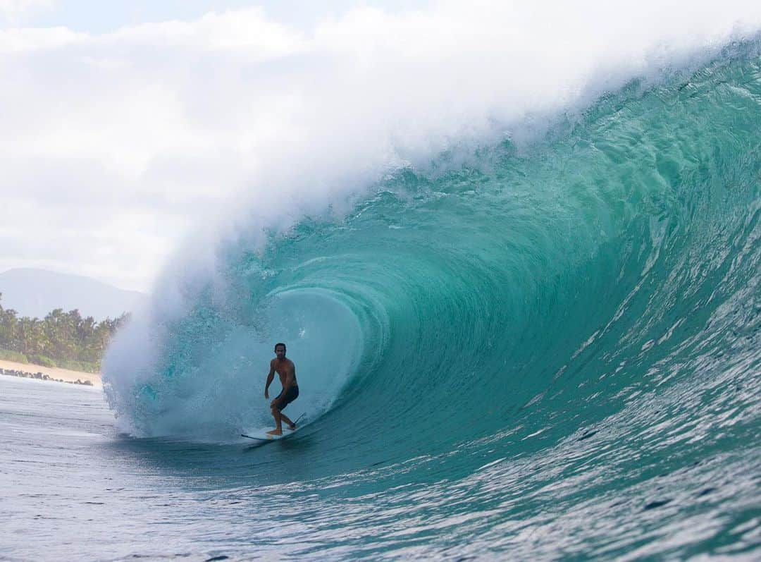 ジョーディ・スミスさんのインスタグラム写真 - (ジョーディ・スミスInstagram)「She is a beautiful beast. #pipeline #hawaii 📷 @brianbielmann @oneillusa」1月6日 16時30分 - jordysmith88