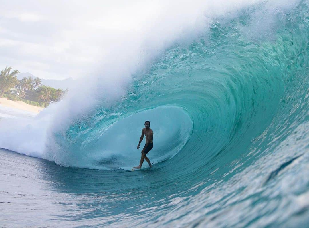 ジョーディ・スミスさんのインスタグラム写真 - (ジョーディ・スミスInstagram)「She is a beautiful beast. #pipeline #hawaii 📷 @brianbielmann @oneillusa」1月6日 16時30分 - jordysmith88