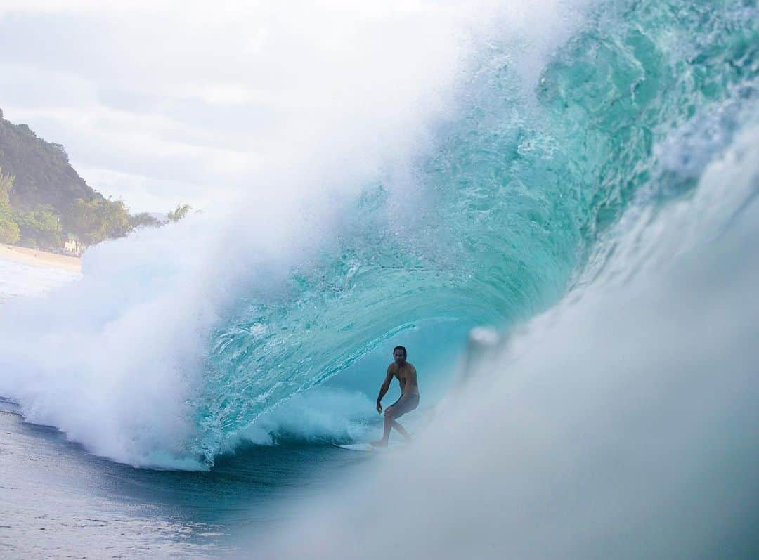 ジョーディ・スミスさんのインスタグラム写真 - (ジョーディ・スミスInstagram)「She is a beautiful beast. #pipeline #hawaii 📷 @brianbielmann @oneillusa」1月6日 16時30分 - jordysmith88