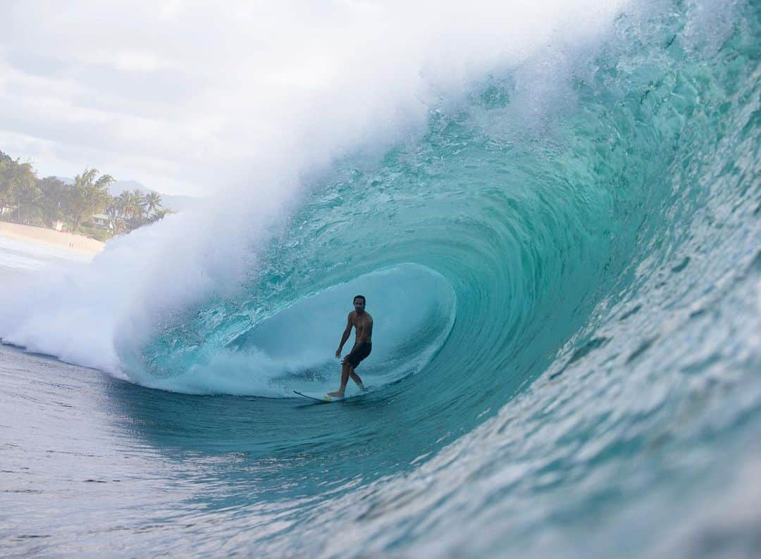 ジョーディ・スミスさんのインスタグラム写真 - (ジョーディ・スミスInstagram)「She is a beautiful beast. #pipeline #hawaii 📷 @brianbielmann @oneillusa」1月6日 16時30分 - jordysmith88