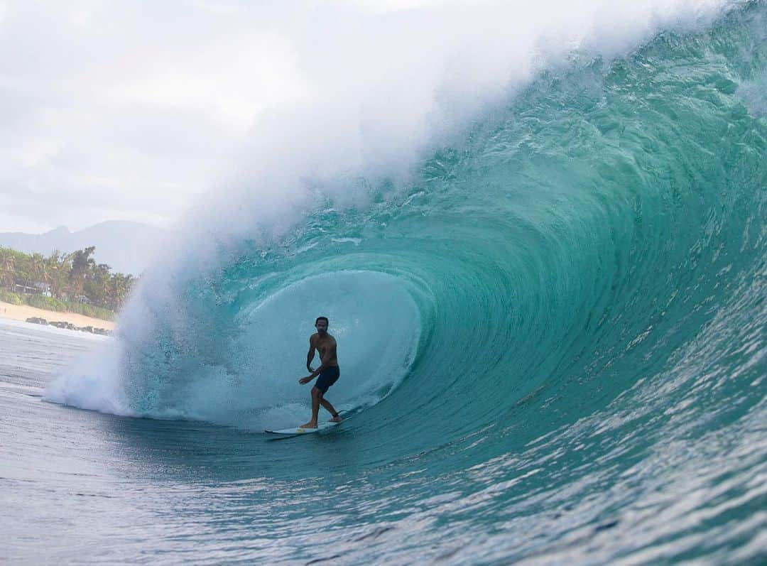 ジョーディ・スミスさんのインスタグラム写真 - (ジョーディ・スミスInstagram)「She is a beautiful beast. #pipeline #hawaii 📷 @brianbielmann @oneillusa」1月6日 16時30分 - jordysmith88