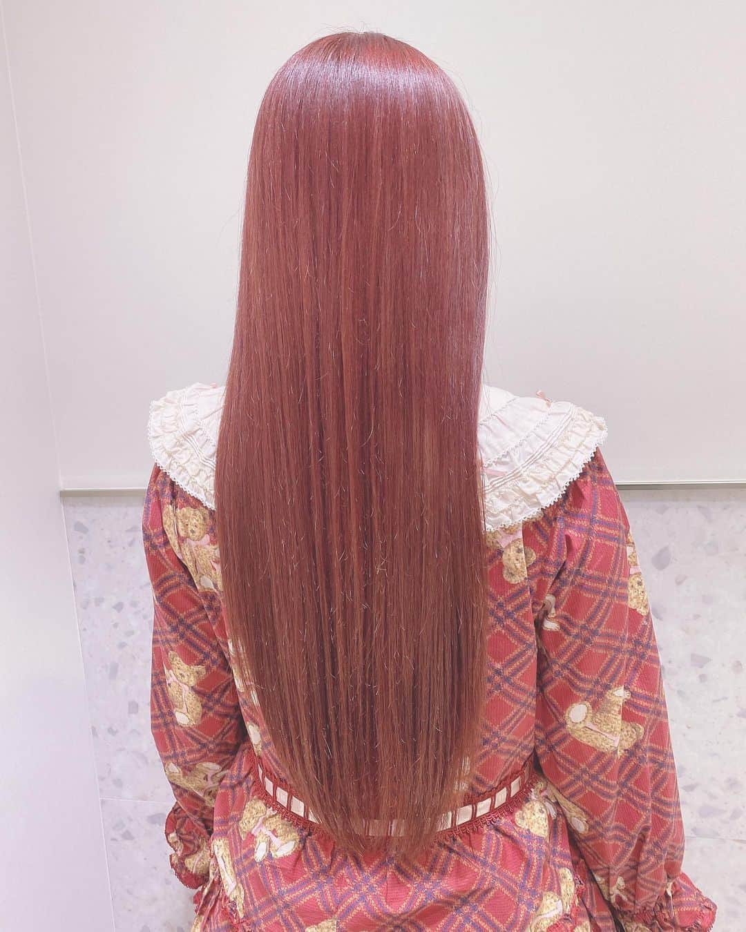 青木美沙子さんのインスタグラム写真 - (青木美沙子Instagram)「今年初のヘアメンテに来ました💓 明日大事な撮影もあるので髪の毛をキレイにしたくて💓 いつも担当の @tamami.tamami  さんに今年もお世話になります❣️ ヘアカラーはストロベリーショコラカラー🍓(ブリーチはした事ありません、つぎたしつぎたしでこの色になりました) エンジェルトリートメントで天使の輪ができるくらいツヤツヤに💓 前髪をぱっつんにカットしてもらうという3セットを毎月やってもらってます❣️ 美沙子ヘアにしたい方は是非是非珠実さんのところに相談してみてね💓💓💓」1月6日 16時35分 - misakoaoki