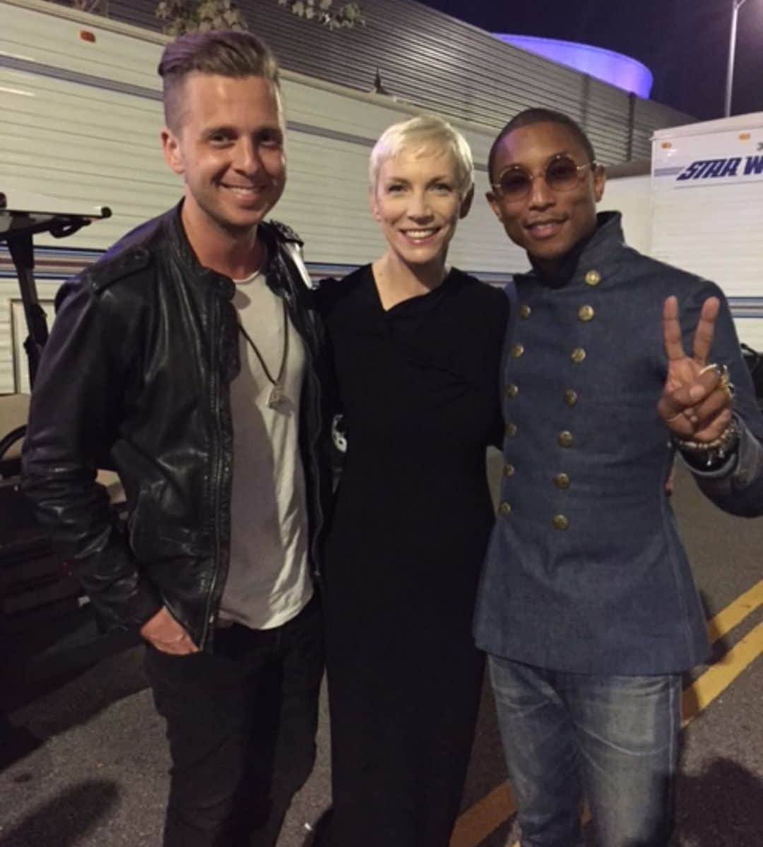 ライアン・テダーさんのインスタグラム写真 - (ライアン・テダーInstagram)「REMEMBER WHEN YOU ACTUALLY WORE JEANS & OUTFITS?  Flashback to one of my favorite conversations of all time.  @officialannielennox @pharrell @steviewonderlegacy  #precovid19」1月6日 16時51分 - ryantedder