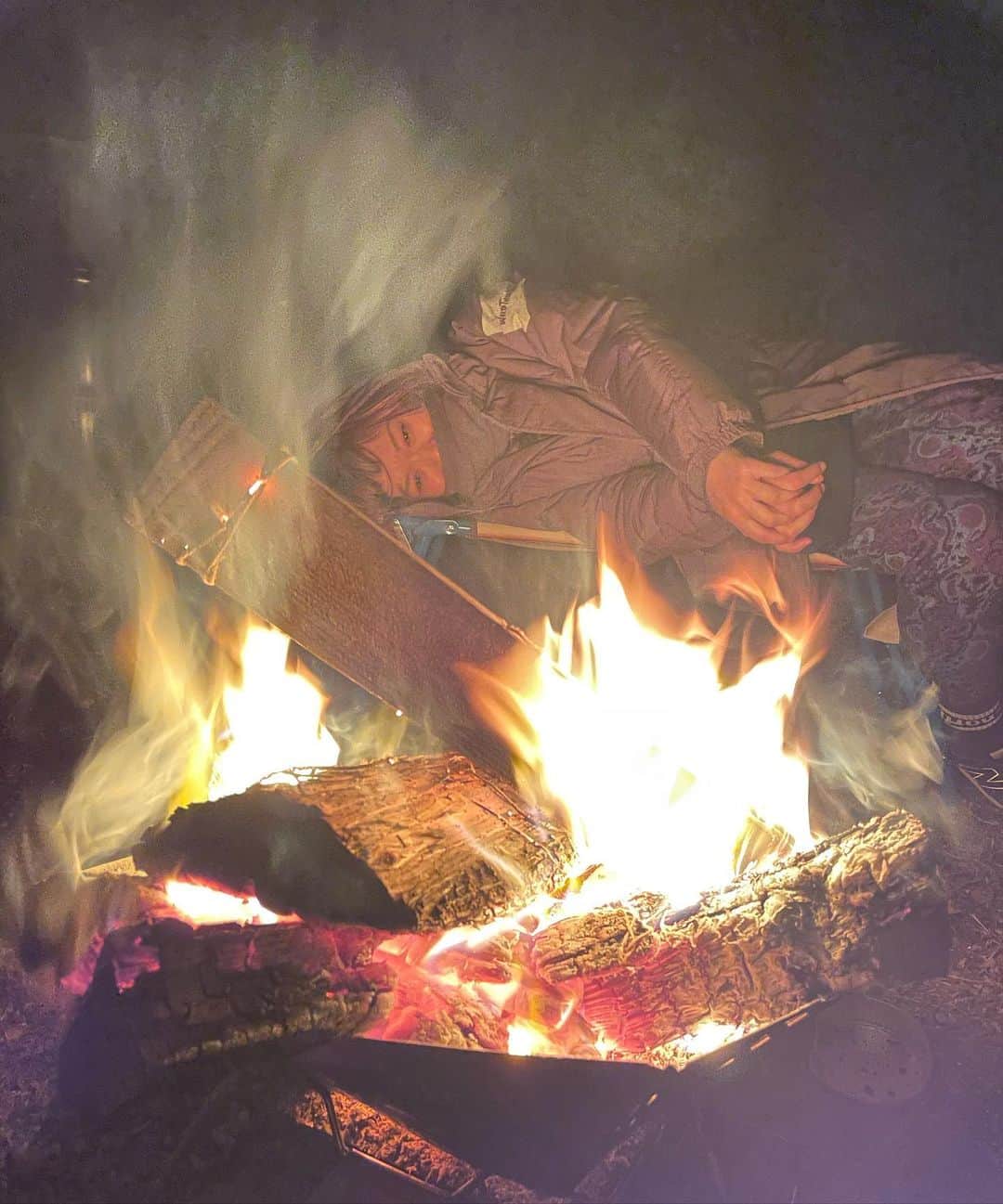 和田美枝のインスタグラム：「Campだホイ⛺️🔥🌲  #炎 #ずっと見とけるって理由わかった日 #ずっと見てたら #火の粉で服穴あいた #シンプル味付けで #全てが美味しい #はじめての #Camp #前日ワクワクしすぎて眠れなかった」