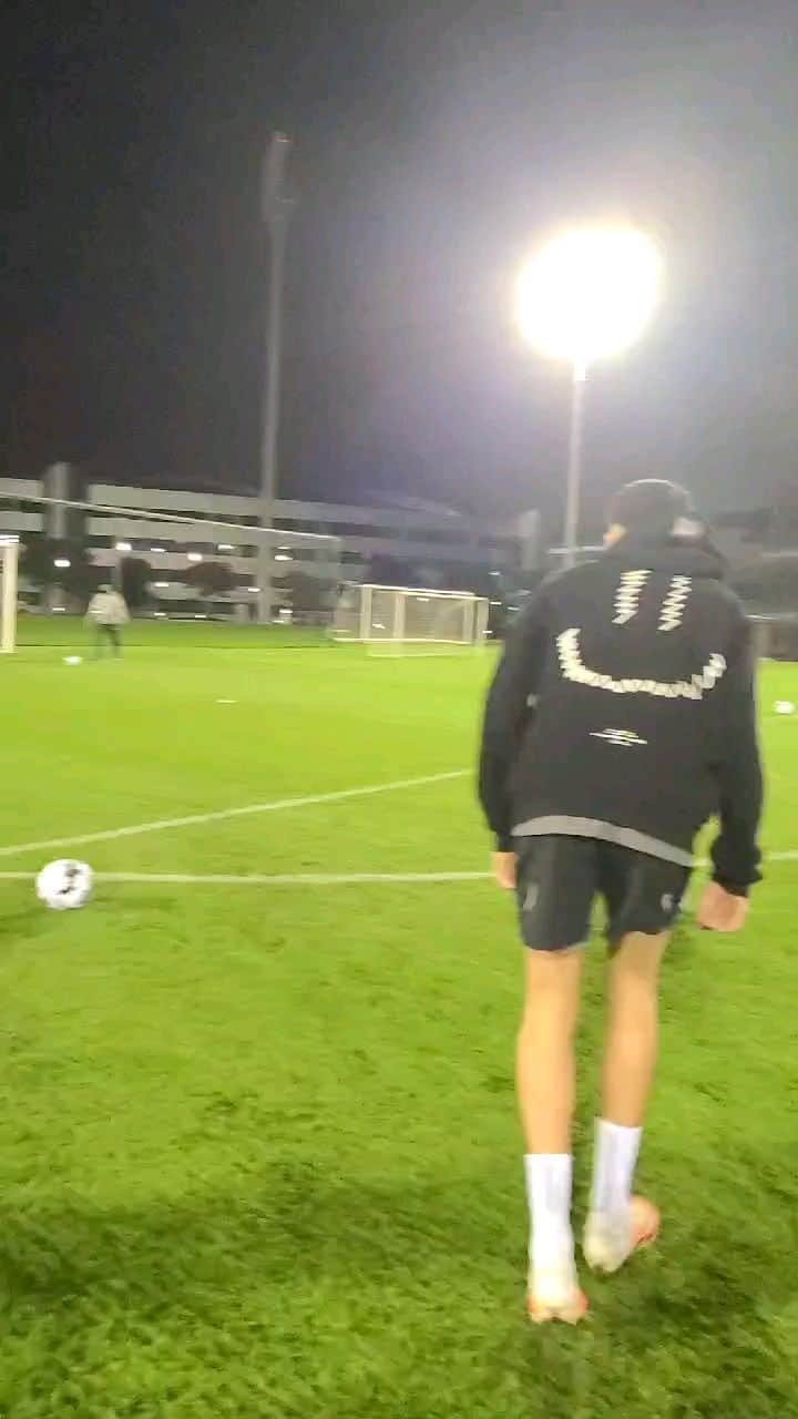 ティム・ケーヒルのインスタグラム：「TRAINING DAYS ⚽🔥 @kyahtimcahill @shaetimcahill 💙」