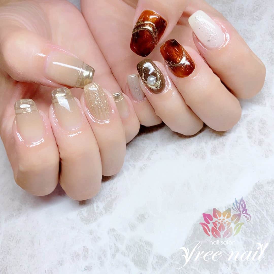 free nail フリーネイルのインスタグラム：「. お客様ネイル💅🏻🎄 . スクエアアシメネイル🎁✨ . べっ甲とメタリック🤎⚜️ . ▶︎▶︎▶︎スワイプして動画も見てね☝︎🎬✨ . ご来店ありがとうございました🙇🏻‍♀️🙇🏻‍♀️🙇🏻‍♀️💗 . #ネイルアート #ジェルネイル #ネイルサロン #大阪ネイルサロン #ネイルデザイン #ネイルチェンジ #アシメネイル #アシンメトリーネイル #べっ甲ネイル #メタリックネイル #ブラウンネイル #ベージュネイル #デザインネイル #トレンドネイル #シンプルネイル #大人ネイル #スクエアネイル #冬ネイル #winternails #nailsart #nailsdid #美甲 #日式美甲 #日式美甲胶 #日本美甲师 #日本美甲老师 #美甲上课 #日本胶 #フリーネイル #freenail」