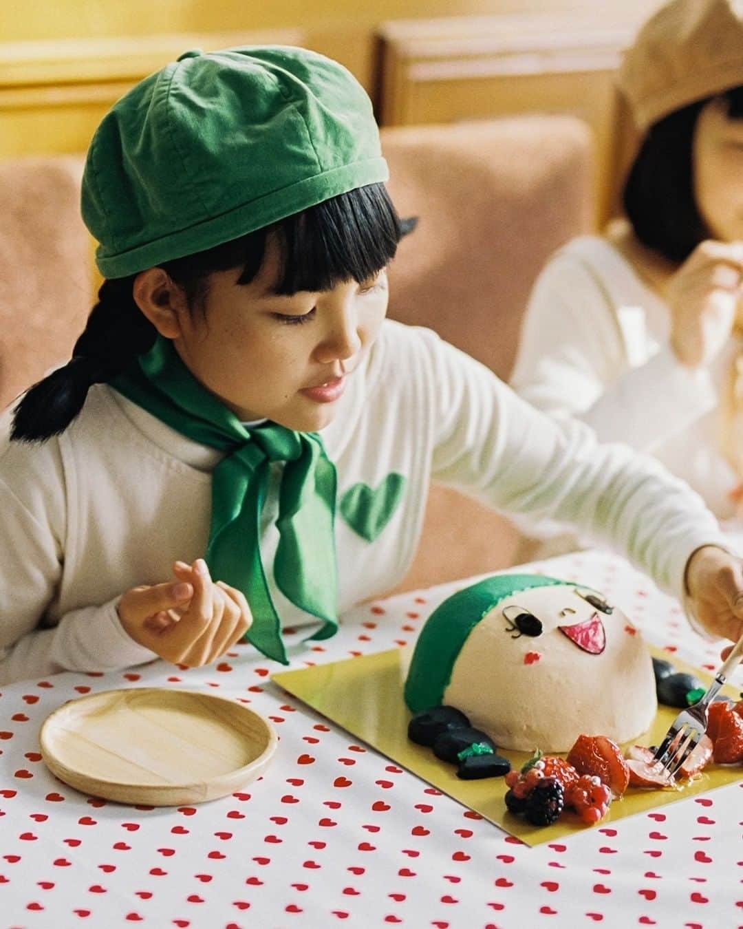 サントリー　グリーンダ・カ・ラさんのインスタグラム写真 - (サントリー　グリーンダ・カ・ラInstagram)「1月6日は #ケーキの日 🎂  ダカラちゃん、ムギちゃんのお顔をした特製ケーキをつくってもらったよ✨  食べるのがもったいない～！！と思ってたけれど、いざパクっとひとくち食べると…… おいしい～～～！！🥰 あっというまに食べちゃいました（笑）  甘いものを食べると幸せになるね💚  食べたいと思った人はコメントしてね👂  #ケーキの日 #スイーツ女子 #あまいもの大好き  #あまいものずきと繋がりたい  #子どものいる生活 #こどものいる生活  #チャレンジダカラちゃん #ダカラちゃんムギちゃんの季節のおたより #💚 #グリーンダカラ」1月6日 17時00分 - suntory_greendakara