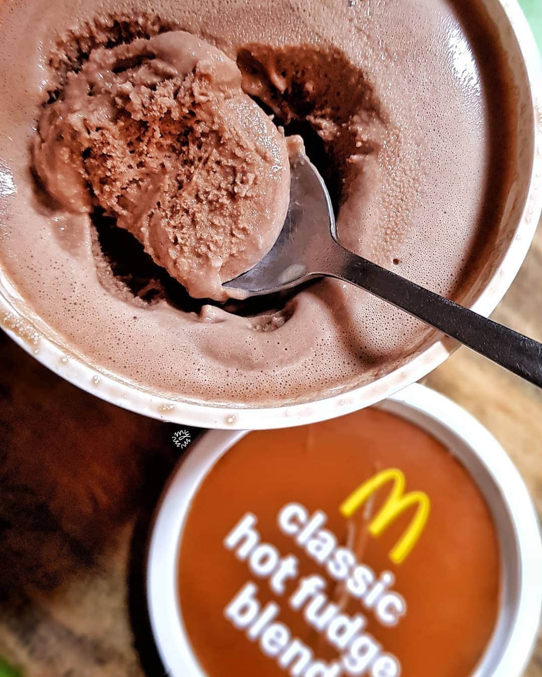 McDonald's Philippinesのインスタグラム：「Don’t miss out on a chance to try our Sundae Blends in Classic Hot Fudge or Hot Caramel! Drive-Thru or Take Out a pint for a sweet treat! Available in select McDonald’s stores with limited stocks only.  Photo by: @mismatakaw」