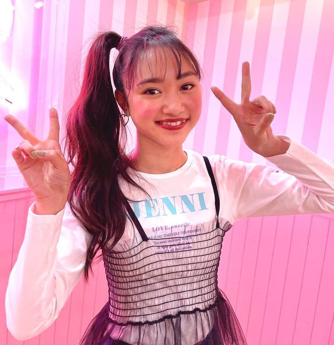 ニコ☆プチのインスタグラム：「🖤🍒 チュールってかわいい🥺🎀 ジェニィラブの新作は 大人っぽくなれるアイテムがたくさんだよ✌︎✌︎💓  #犬飼恋彩 @jennilove_official」