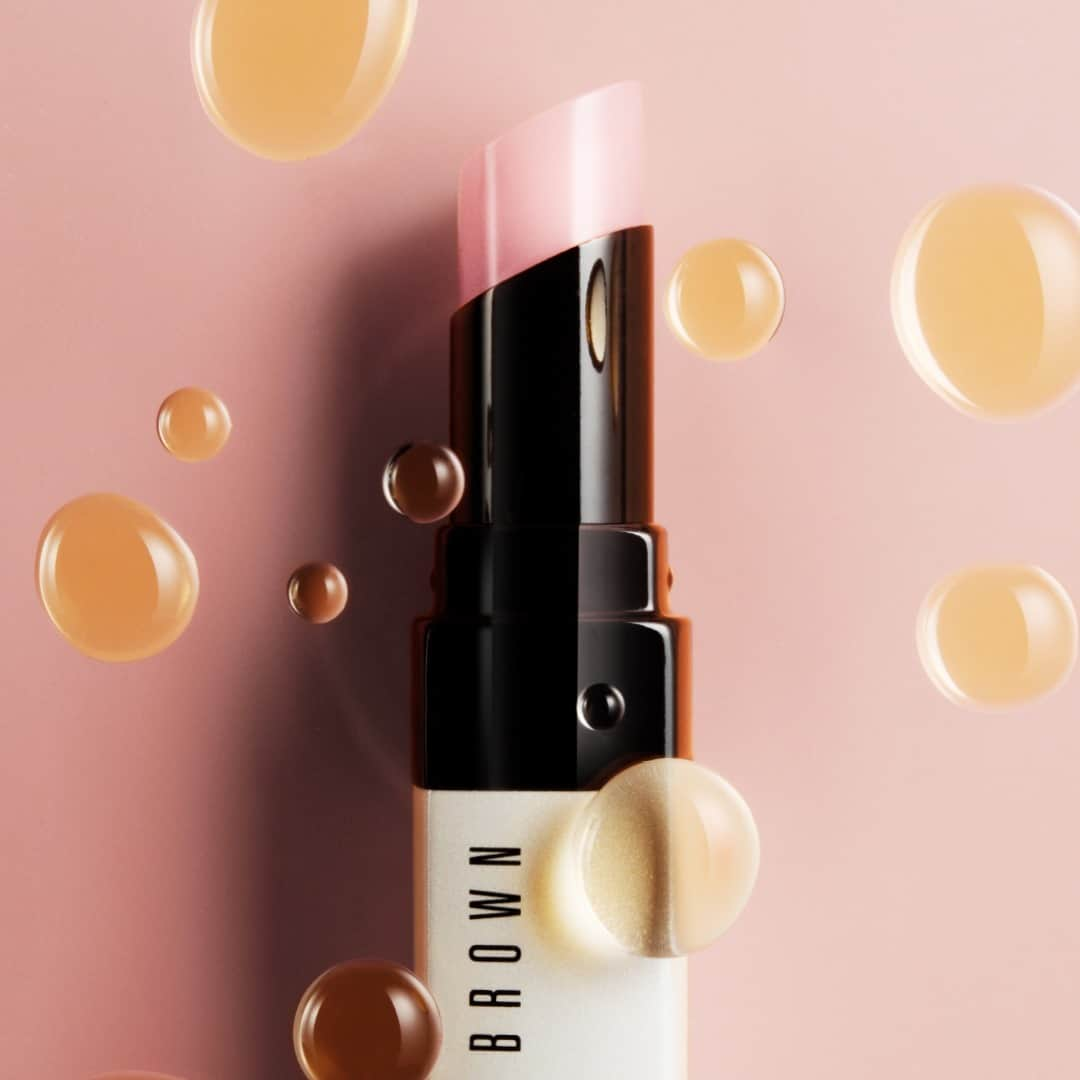 ボビイ・ブラウンさんのインスタグラム写真 - (ボビイ・ブラウンInstagram)「EXTRA LIP TINT オリーブ、ホホバ、アボカドなど、6つの #ボタニカルオイル *配合で、唇にたっぷりのうるおいを届け、乾燥を防ぎ、保湿効果が長時間続きます☺！ *  オリーブ油/アボカド油/ホホバ種子油/ババス油/オリーブ油不けん化物/カカオ脂  《 #エクストラリップティント 全7色 》  #ExtraLipTint #BobbiBrown #ボビイブラウン #リップティント #リップ #リップバーム #ボビイブラウンリップ #血色リップ #リップケア #冬リップ #唇ケア #乾燥対策 #ほんのり色づく #ティントリップ #bobbibrownlipstick #tintedlipbalm #lipmoisturizer #保湿リップ #保湿ケア」1月6日 17時00分 - bobbibrownjapan