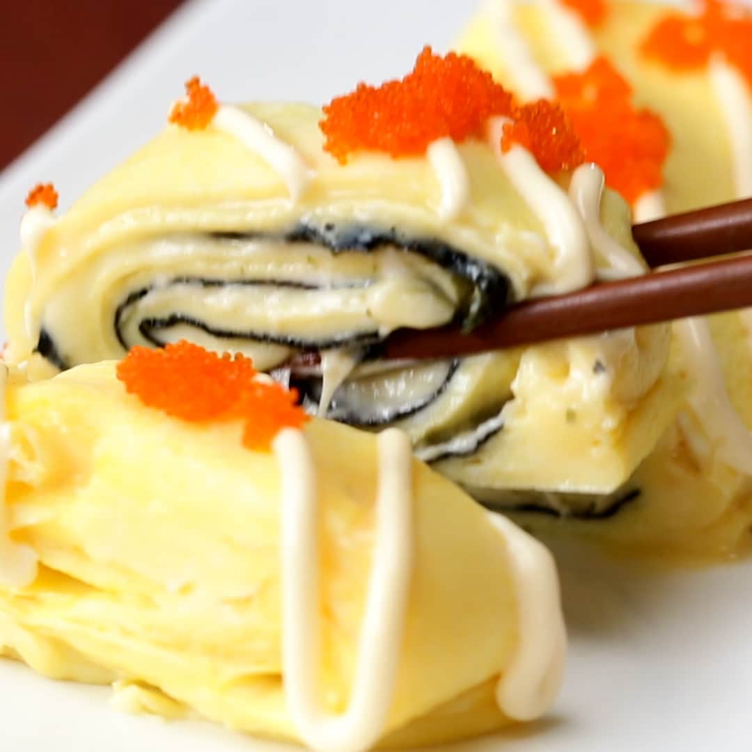 Tasty Japanさんのインスタグラム写真 - (Tasty JapanInstagram)「おつまみにどうぞ！海苔とチーズの卵焼き✨⁣ ㅤㅤㅤㅤㅤㅤㅤㅤㅤㅤㅤㅤㅤ⁣ 作ったら #tastyjapan をつけて投稿してくださいね！⁣ ㅤㅤㅤㅤㅤㅤㅤㅤㅤㅤㅤㅤㅤ⁣ レシピはこちらをご覧ください♪⁣ ㅤㅤㅤㅤㅤㅤㅤㅤㅤㅤㅤㅤㅤ⁣ 海苔とチーズの卵焼き⁣  ⁣ 材料：⁣ 卵 3個⁣ みりん 一振り⁣ 塩 ひとつまみ⁣ 海苔 2枚⁣ チーズ 2枚⁣ マヨネーズ⁣ とびこ⁣ ㅤㅤㅤㅤㅤㅤㅤㅤㅤㅤㅤㅤㅤ⁣ 作り方：⁣ 1.卵、みりん、塩をボウルに入れよく混ぜる。⁣ ㅤㅤㅤㅤㅤㅤㅤㅤㅤㅤㅤㅤㅤ⁣ 2.卵焼き器を弱火で熱し、薄く油を敷く。余分な油はペーパータオルなどで拭き取る。⁣ ㅤㅤㅤㅤㅤㅤㅤㅤㅤㅤㅤㅤㅤ⁣ 3.(1)の1/4を、卵焼き器に流し、焼く。⁣ ㅤㅤㅤㅤㅤㅤㅤㅤㅤㅤㅤㅤㅤ⁣ 4.表面が乾いてきたら海苔とチーズをのせ、奥から巻いていく。⁣ ㅤㅤㅤㅤㅤㅤㅤㅤㅤㅤㅤㅤㅤ⁣ 5.(1)の残りの1/4を卵焼き器に流して奥から巻く。これをもう一度繰り返す。⁣ ㅤㅤㅤㅤㅤㅤㅤㅤㅤㅤㅤㅤㅤ⁣ 6.5をお好みの厚さに切り、マヨネーズととびこをかけたら、完成⁣ ㅤㅤㅤㅤㅤㅤㅤㅤㅤㅤㅤㅤㅤ⁣ #料理 #手料理 #レシピ #料理動画 #クッキング #美味しい #tastyjapan #buzzfeed #cooking #tasty #japan #food #バズりスイーツ #バズりごはん」1月6日 17時00分 - tastyjapan