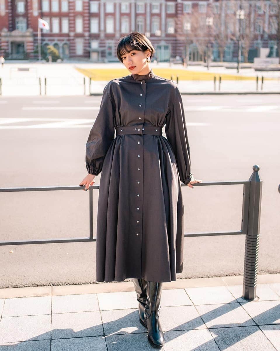 平アスカのインスタグラム：「. LiLDORも今月で1周年。 まずは1年続けられたことに感謝です。。🙏🏽 縫製職人さん、teshioniの皆さん、着てくださるみなさま、フォロワーのみなさま。本当にありがとうございます。 2年めもよろしくお願い致します！ . そんな今月の新作は、、、 2wayジャケットワンピース。（写真のサンプルとボタンの仕様が変更になります。） 最初はトレーニングウェアの上からさっと羽織るのをイメージしました。 そこからワンピースにもしたくて、スカートにもしたくて、希望を全部詰め込んだかたちがこちら。 パタンナーの冬頭さんが全部叶えてくれました。😭 2wayて言ってるけど実質3wayかな。 . スナップボタンをすべてつけるとビシッとかっこいいワンピースに。 . 1/15（金）21:00〜販売スタート。 20:30〜インスタLIVE配信です。 . 販売情報はLINEから🌿 スワイプまたは プロフィールのLiLDOR公式LINE@からご追加できます。 . ============================= ペンタゴンネックドルマンワンピース 販売中。 ¥18,500 ============================== . #lildor #リルダール #ワークアウト #ワークアウトに出かけるドレス #workout #training #yoga #dress #teshioni #トワル」