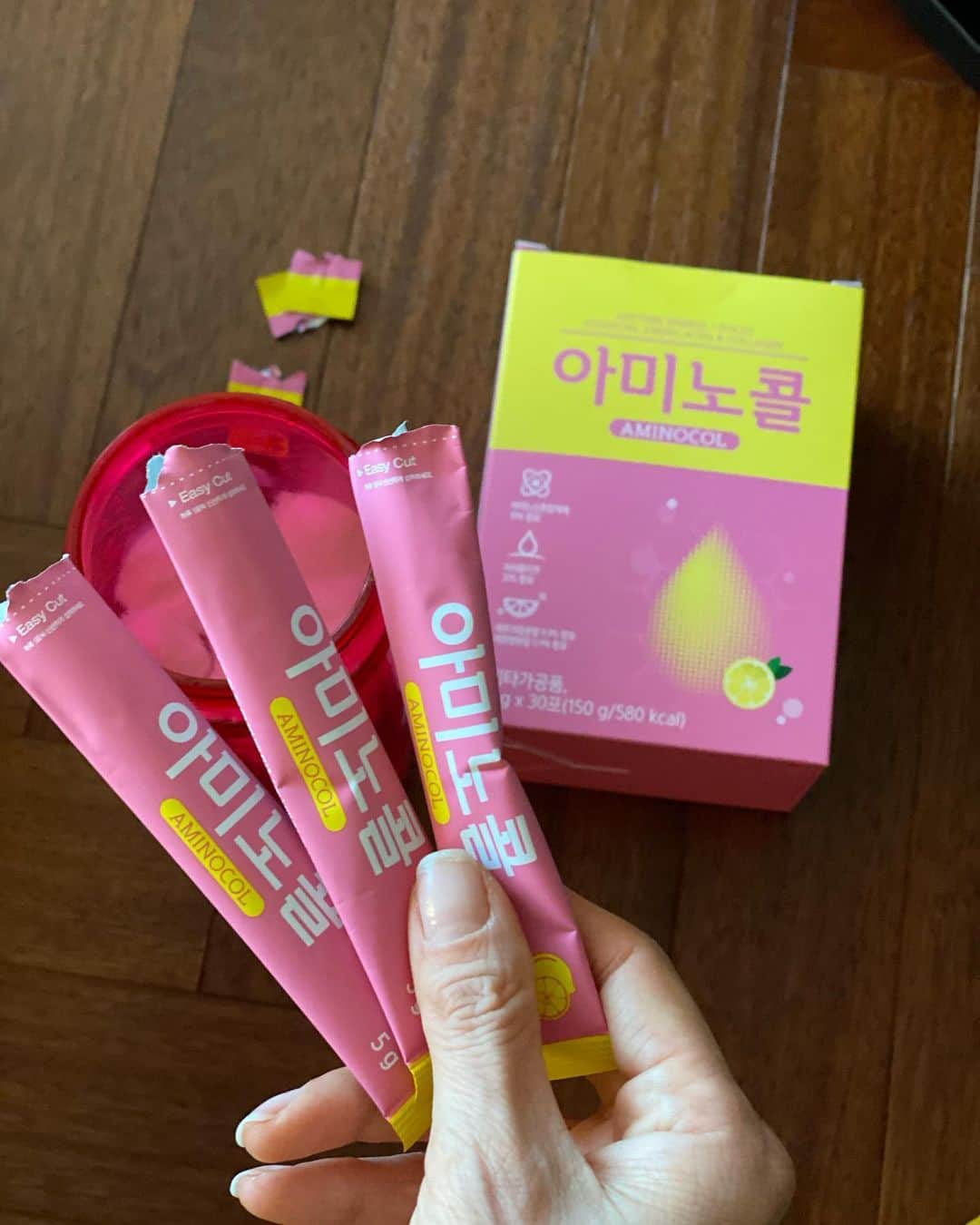 アン・ソニョンさんのインスタグラム写真 - (アン・ソニョンInstagram)「#아미노콜🍋  사장이라 이러는건  아닙니다만 ㅋㅋㅋㅋㅋㅋㅋ   누구나 운동할때 물통에 #아미노콜 세포정도 털어넣고 시작하지 않나요!!!   자 #맥스트레이너 (a.k.a #바로스민팀장)  @minbback 과 함께하는!!!   #지옥의근력PT  #라이브방송 으로 함께해요!!   질문이나 잘안되는 동작등 문의사항은  유튜브 #하고싶다tv 라이브스트리밍 에다 댓글로 남겨주세요🙌🏻」1月6日 17時04分 - anney_an_love