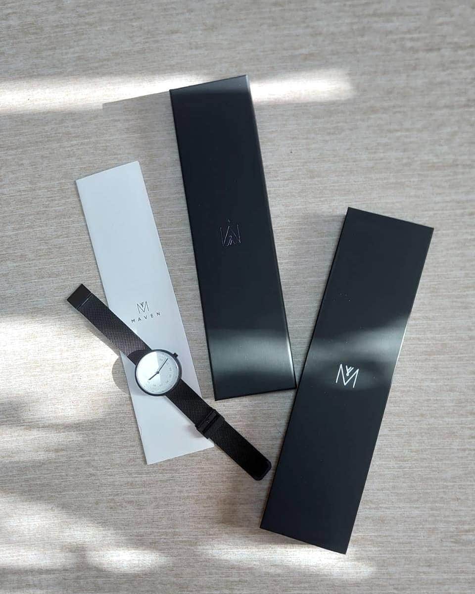 丹遥ニナさんのインスタグラム写真 - (丹遥ニナInstagram)「お洒落すぎ💖💖💖 ・ ・ MAVEN WATCHES PAPILLON MESH 40mm MV1001MBKWM @mavenjapan  ・ ・ 金具は黒で、本体の色味と合わせました。ベルトの装着もしやすくて、すぐ取付けられました。色も思った通りで、大満足です💋❣️ ・ ・ お品は写真の通りで、高見えするし、可愛い。お友達にもどこで買ったのか聞かれたり、可愛いと褒められましたよん⤴️💓❣️ ・ ・ クーポンコード、 【minanlo164】 ご使用で10%OFFになりますよ⤴️👑 (本日より1年間有効) ・ ・ #マベン #マベンウォッチズ #時計 #腕時計 #mavenwatches  #クリスマス #ギフト ・ ・  👑👑👑👑👑👑👑👑👑👑👑👑👑👑👑👑 ・ ・ Model @minaninamiji @ninaxiecutelife ・ ・ ☆丹遥ニナNina手書きかわいいニナキャラクター ラインスタンプ 発売❗HPのURLか @ninalinestamp から飛べますよ❣️  ・ ・  ☆撮影、PR、仕事の問い合わせはDMで連絡してくださいね～☺️平日、土日祝、相談可能です⤴️ ・ ・  ☆ファッションショー、タレント、web shop撮影、作品撮影、#PR、#インフルエンサー、アンバサダー などDMで問い合わせしてくださいね☺️ ・ ・ ☆YouTube、Tiktok、広告、多数メディアに出演してます。芸能、イベント、通訳などのキャスティングもしてます☺️ ・ ・ #モデル #撮影モデル #ゴールド  #丹遥 #写真 #女子力 #東京 #美容 #アンチェイジング #小顔 #リフトアップ #美容好き #メイク好きな人と繋がりたい #ハワイアンジュエリー #アクセサリー #一眼レフ #コスメ好きさんと繋がりたい #メイク好きな人と繋がりたい #韓国ファッション  #ファインダー越しの私の世界」1月6日 17時06分 - minaninamiji