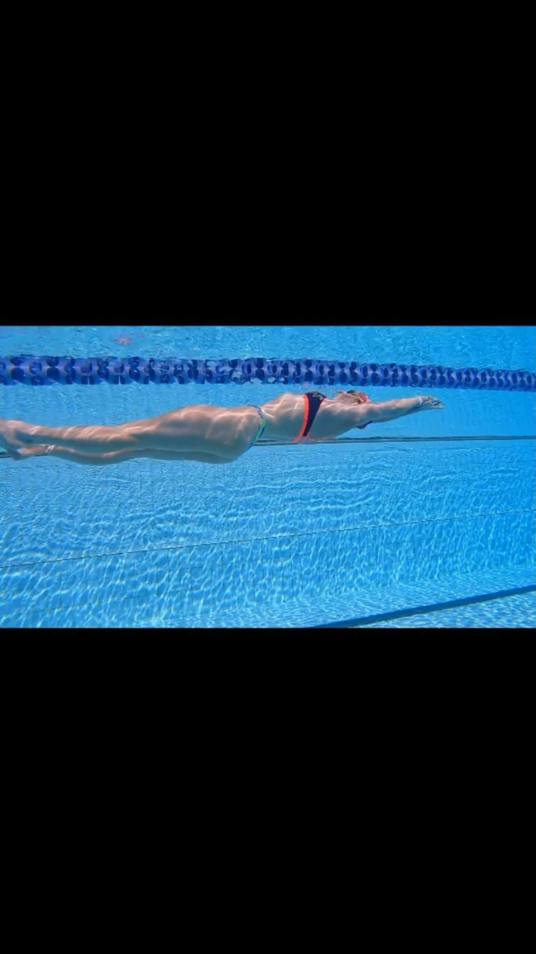 エミリー・シーボームのインスタグラム：「Some place under the sun ☀️   #swimming #slomo #sunshine #athlete #water #goldcoast #gopro」